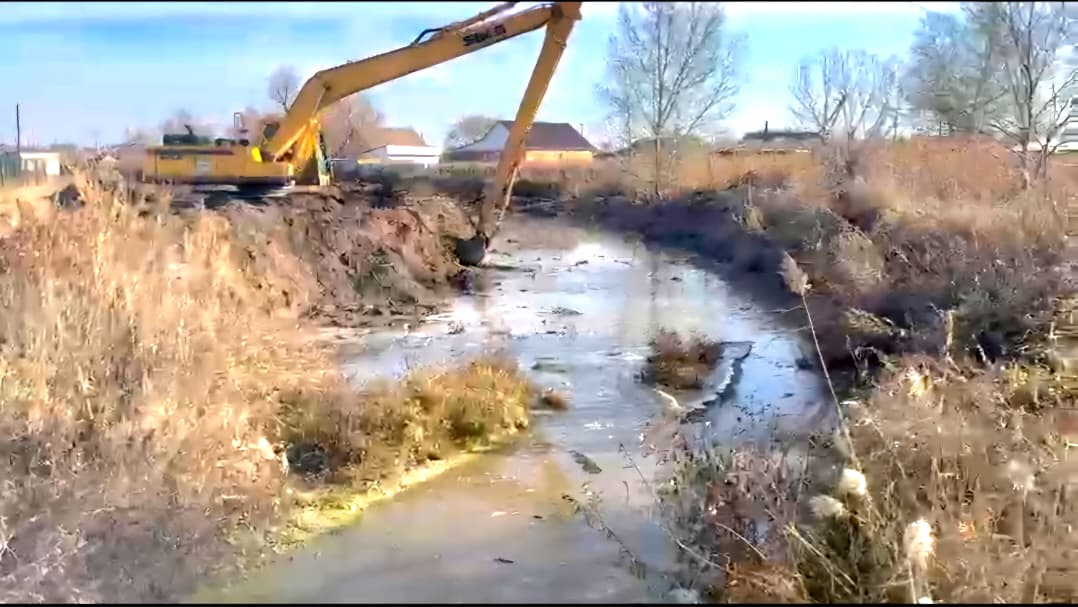 Ауылдық округ әкімдігі су тасқынының алдын алу шаралары аясында өзен арналары мен каналдарды ластанудан тазарту жұмыстарын жүргізуде
