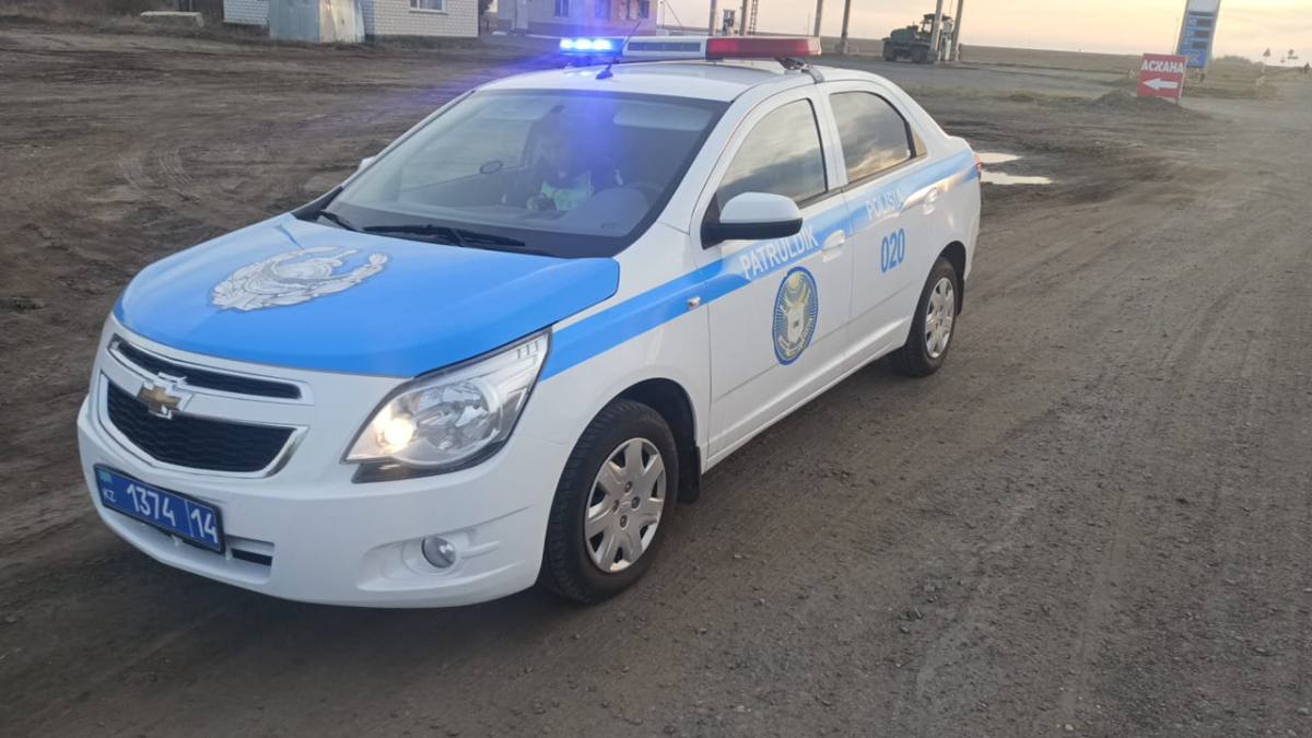 Полицейские сопроводили автомобиль с ребенком в больницу в Павлодарской области