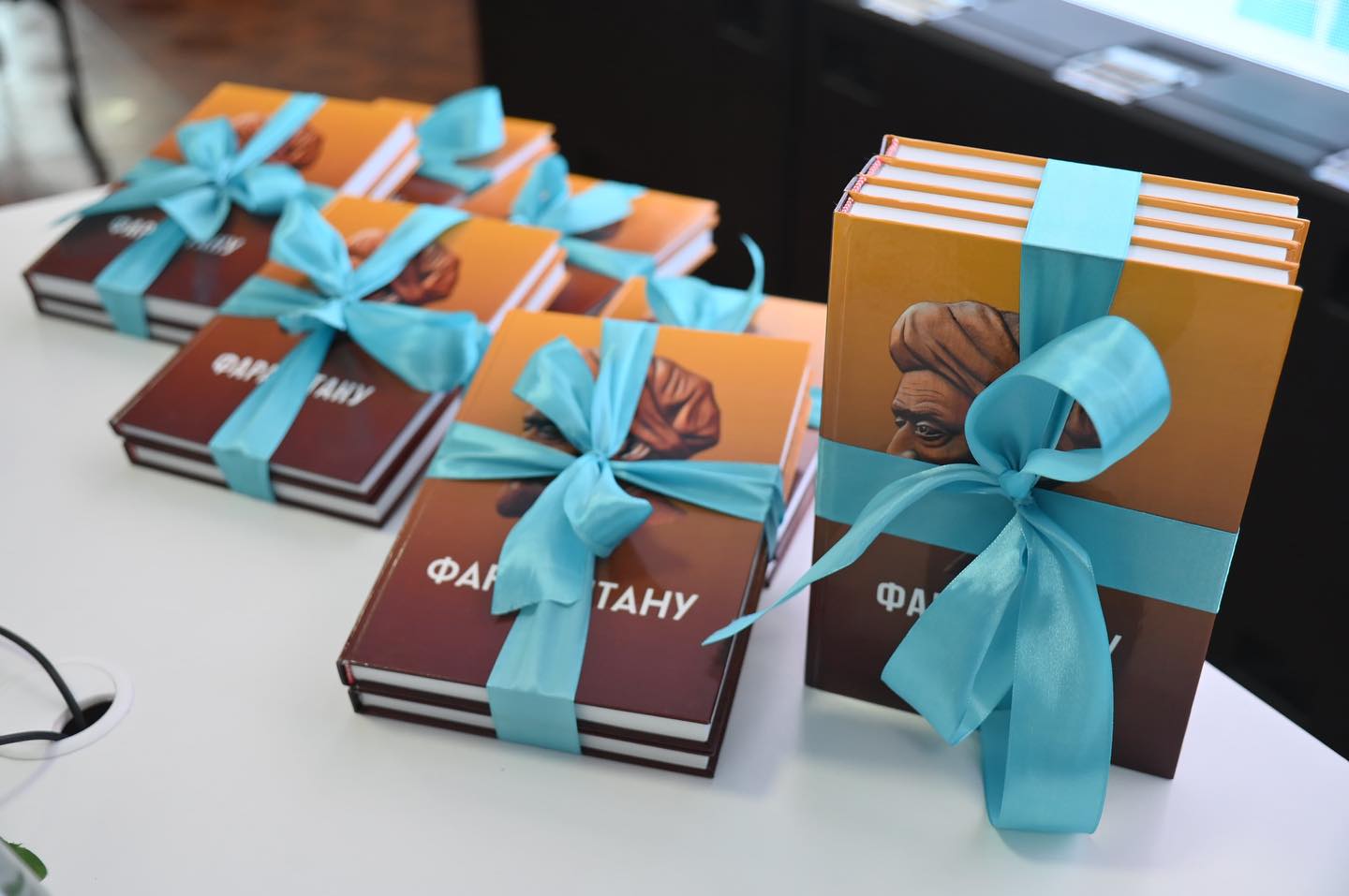 Қара және қызыл BDSM клубы