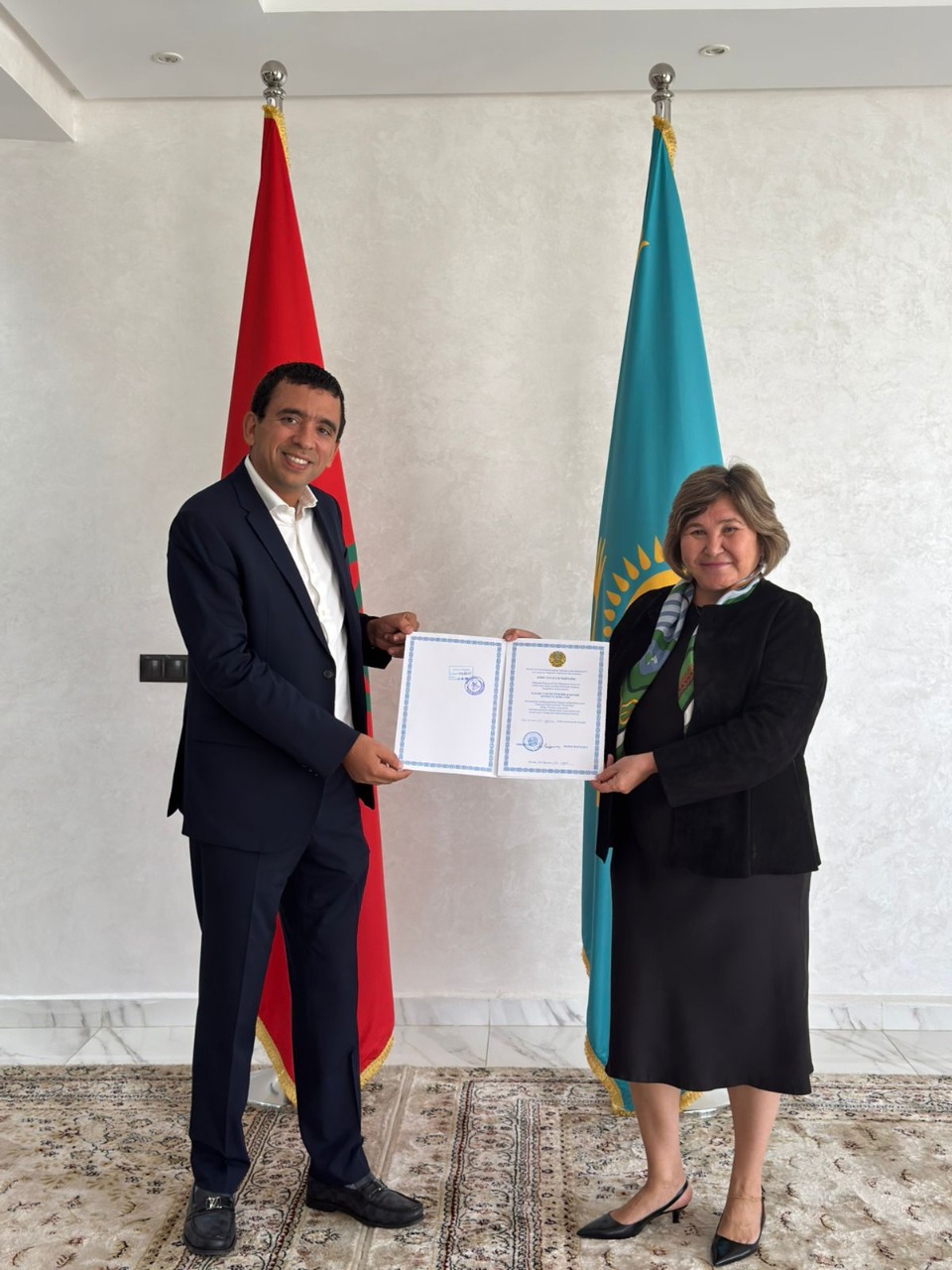 Елші Сәулекүл Сайлауқызы Марракеш қаласындағы Қазақстанның Құрметті консулы, «Anfa Realities» компаниясының президенті Юнес Эссасимен Консулдық патент пен куәлігін табыс етті