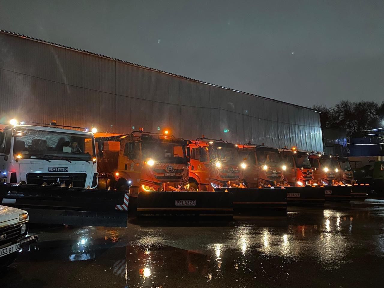 Алматы очистили после ночного снегопада: коммунальные службы завершили основные работы