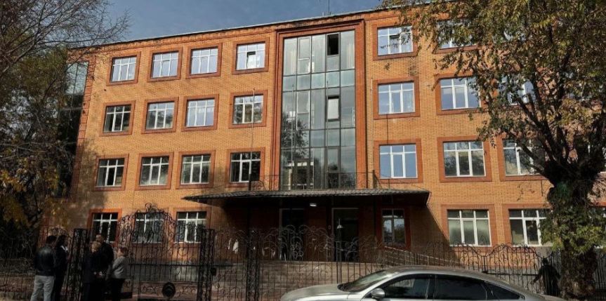 Януковичтің кеудесі ұзын Әдемі әйелдер кискаларының онлайн жақын фотосуреттері