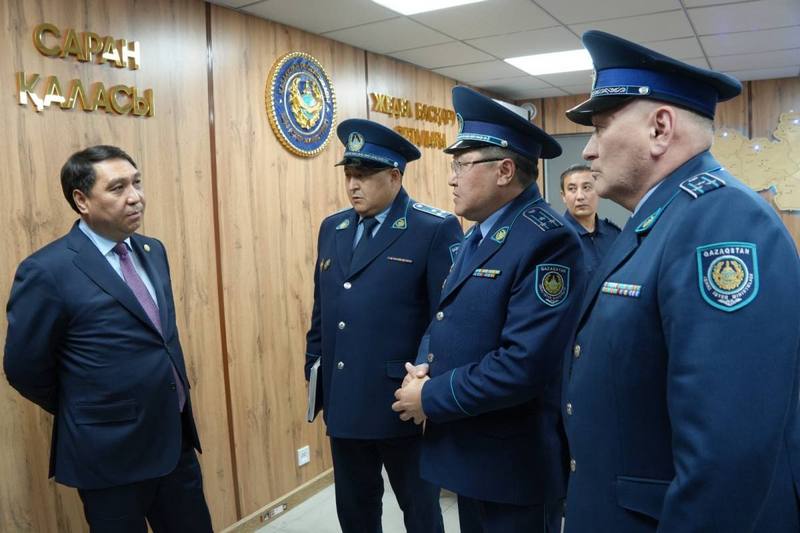 Созылған кисканың жеке фотосуреті Ұсқынсыз еркектер мен әдемі қыздармен порно