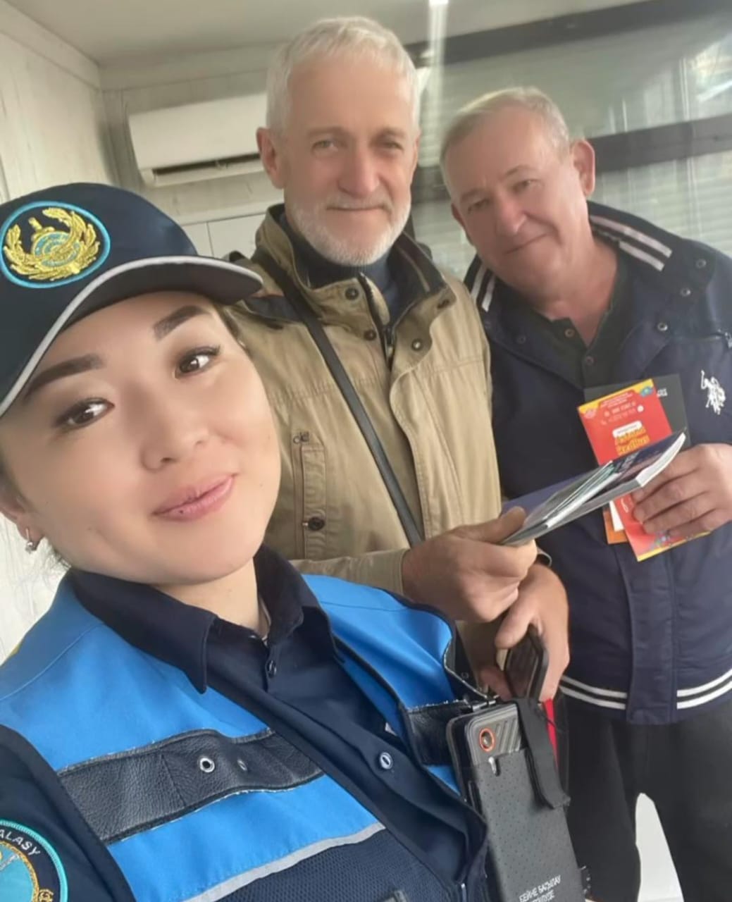 Сотрудник столичной туристической полиции оказал помощь иностранным гостям