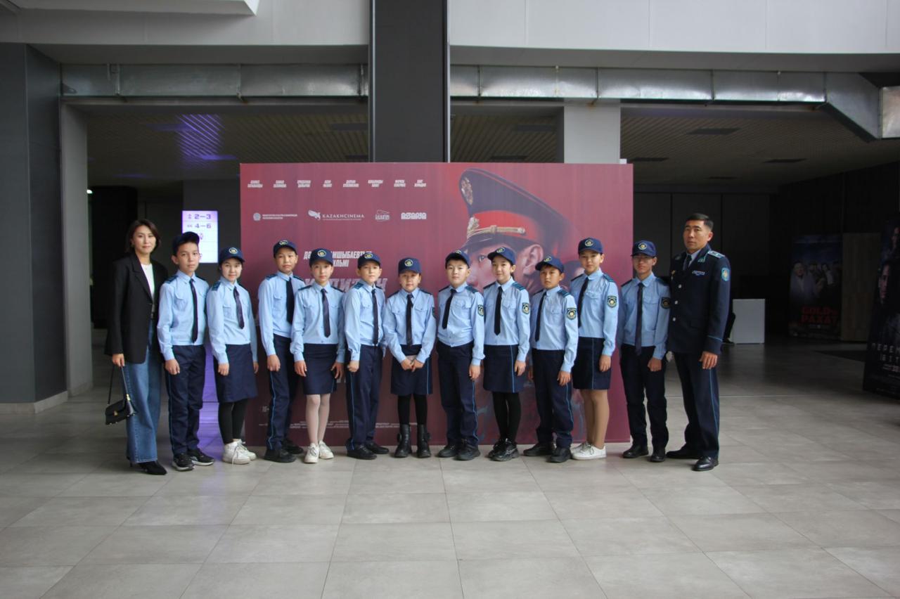 «Жас сақшы» сыныптарының оқушылары «Капитан Байтасов» атты батыр полиция қызметкері туралы фильмді тамашалады