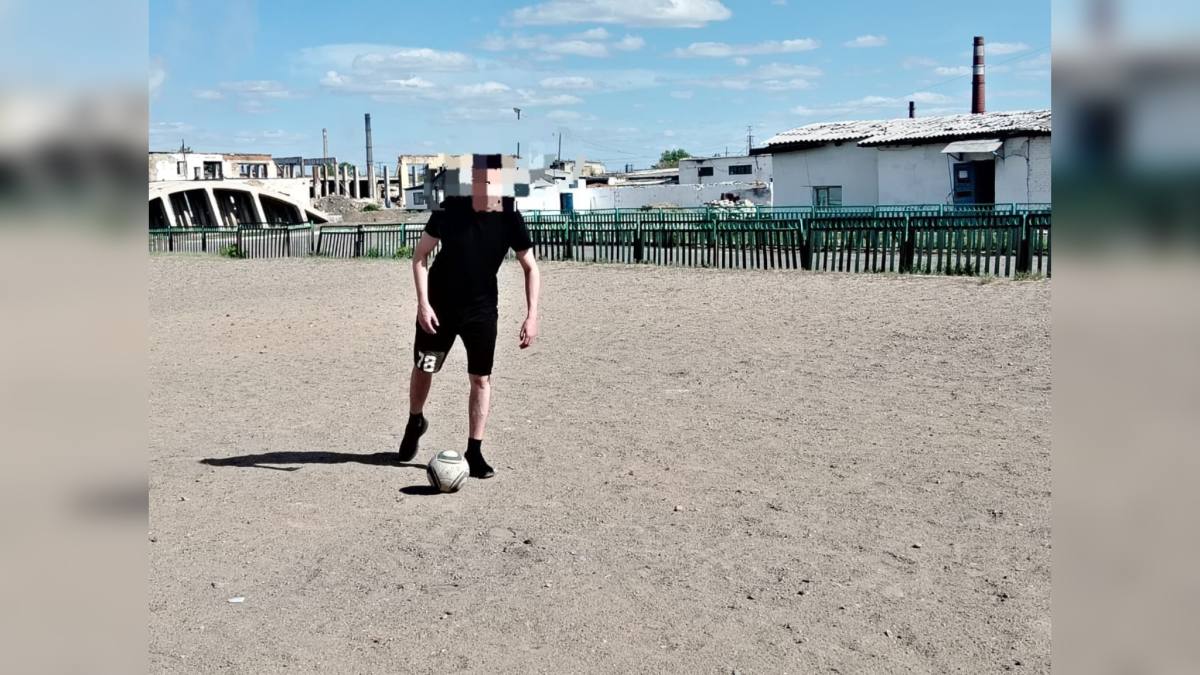 Абай облысында сотталған кәсіби футболшы жазасын өтеушілерді жаттықтыруда.