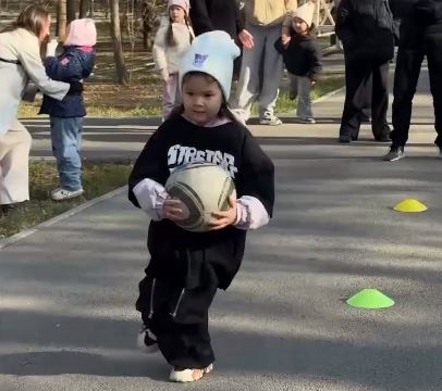 В преддверии Дня независимости в Алмалинском районе, под эгидой проекта «Sport – Достық алаңы», в парке имени Ганди прошла спортивная семейная эстафета