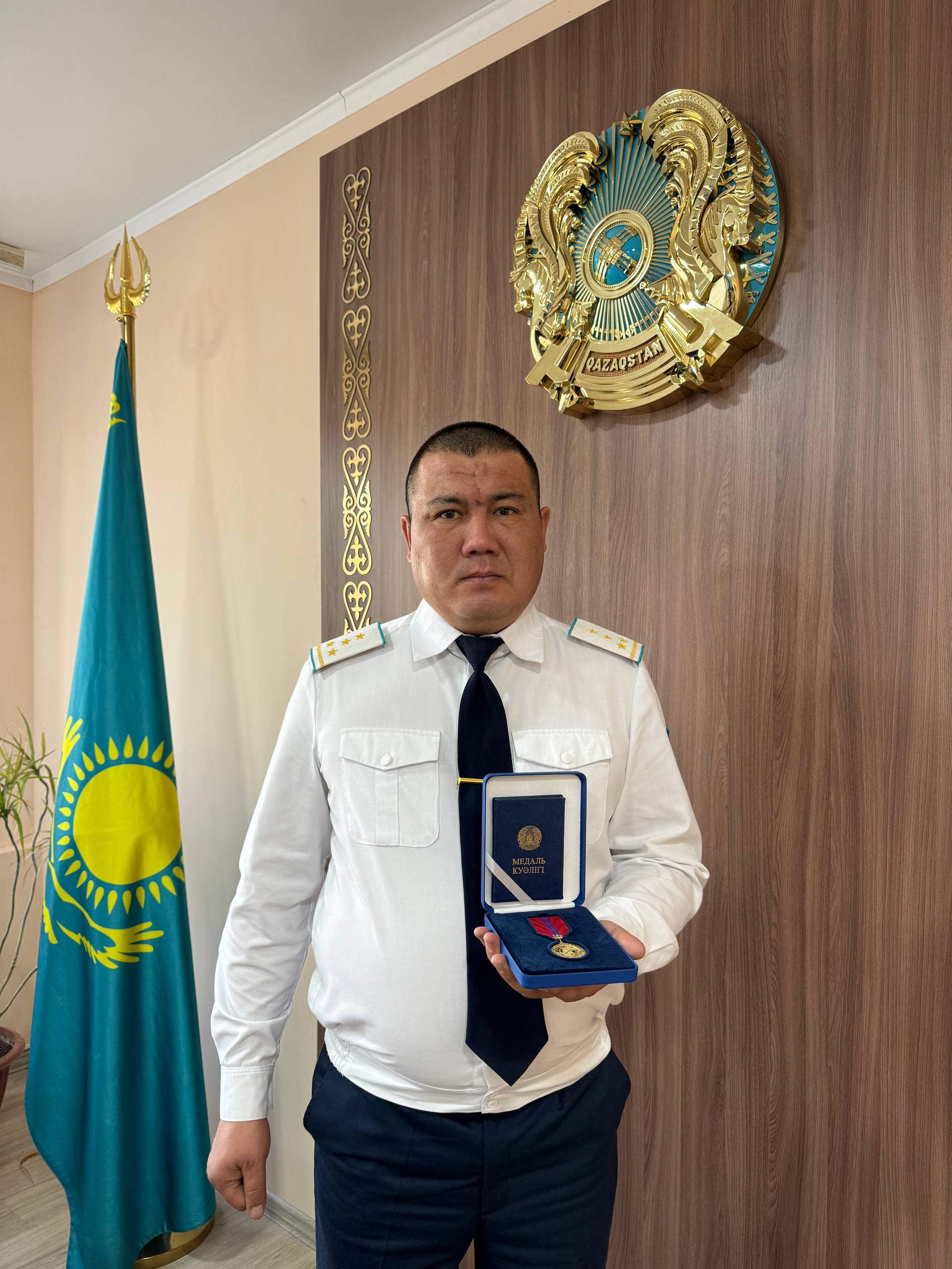 В СКО сотруднику службы пробации вручили государственную награду