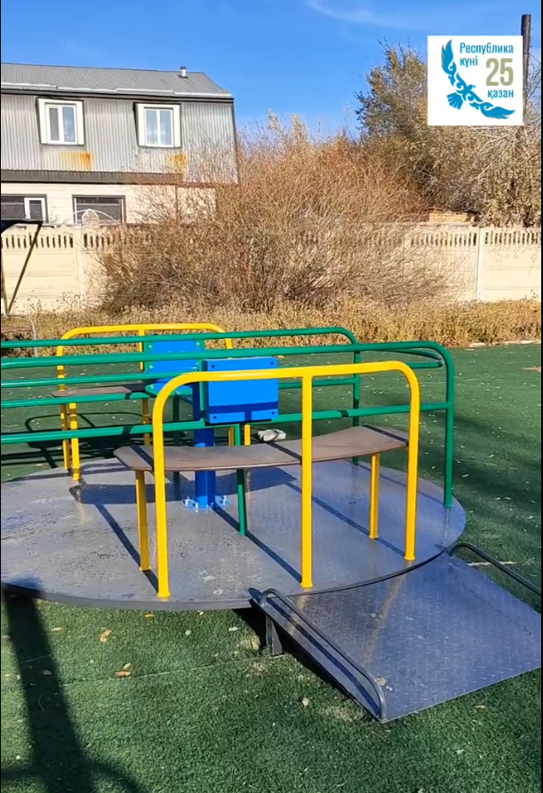 Арбалар мен ілеспе адамдарға бейімделген карусель орнату