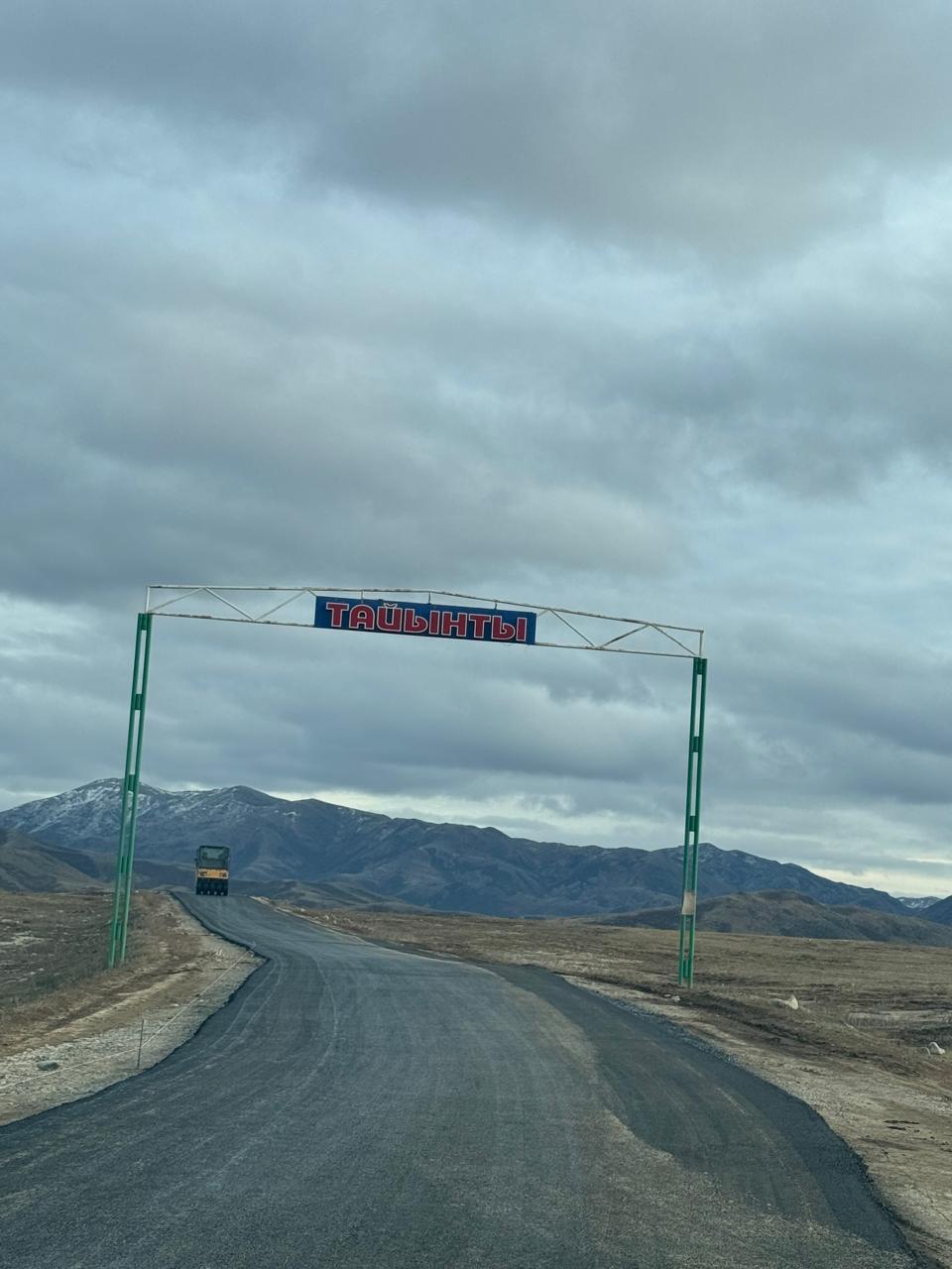 В селе Верхний Тайынты Уланского района проводится средний ремонт улицы Бекбосынова протяжённостью 1,5 км