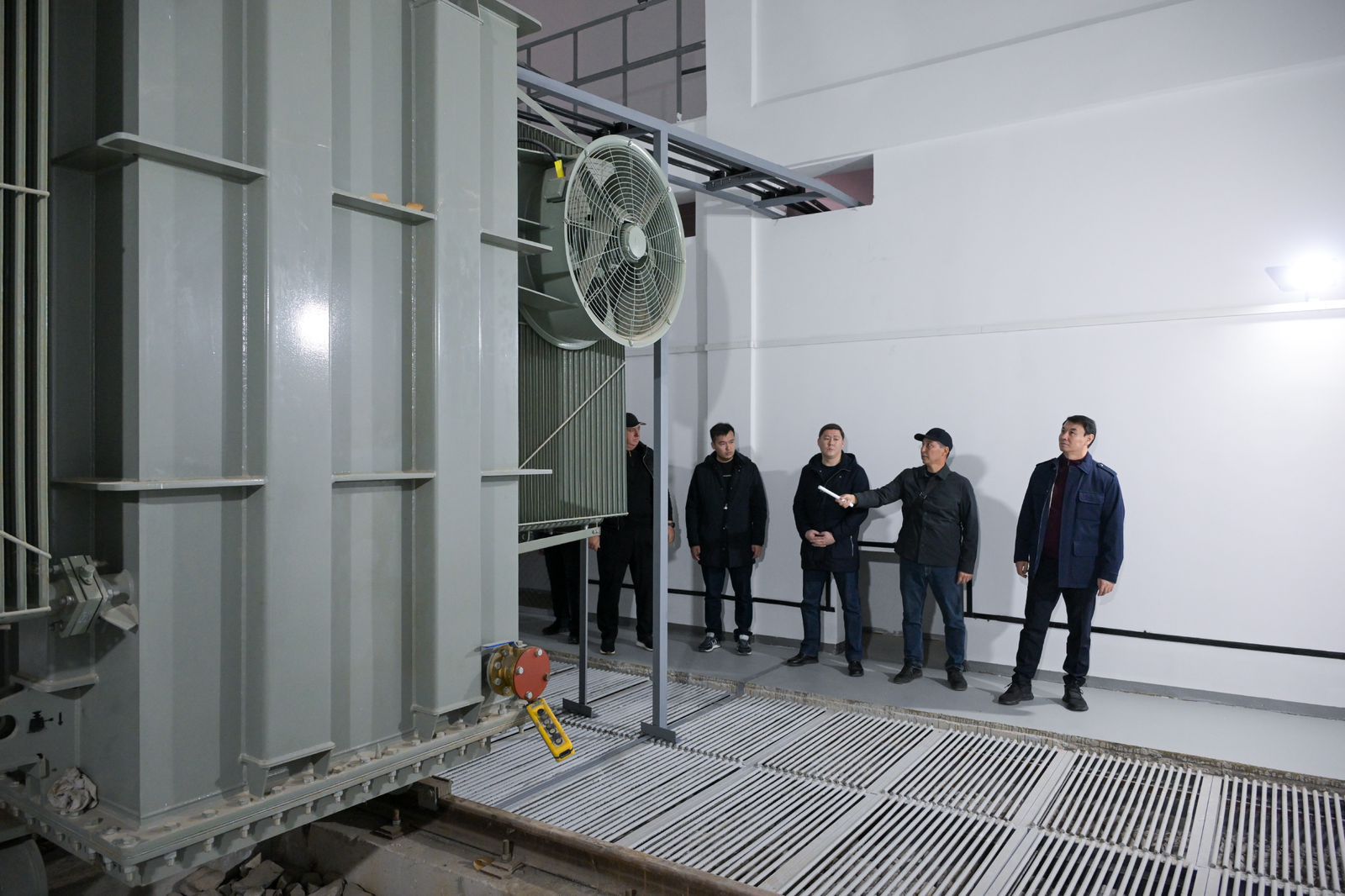 Алматы қаласының әкімі Дархан Сатыбалды «Тұздыбастау» қосалқы станциясының құрылысын тексерді