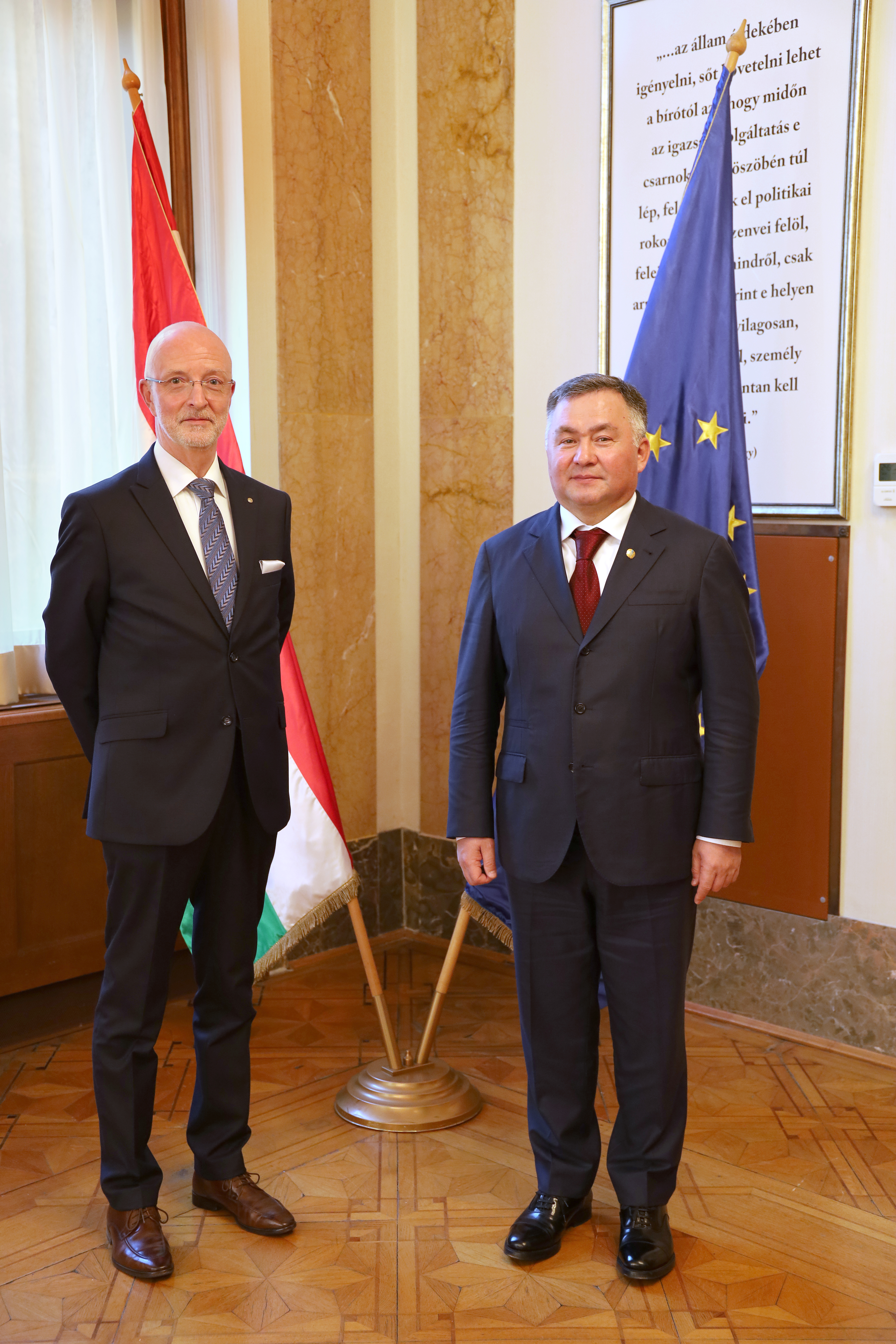 A Kazah Legfelsőbb Bíróság elnöke a Magyarország legfelsőbb igazságszolgáltatási szervénél tett hivatalos látogatást meghívás alapján