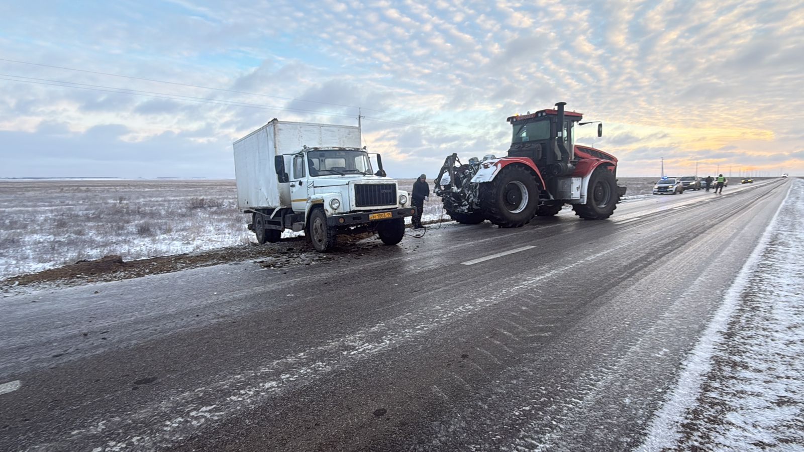 Мұздағы жедел әрекет: полиция мен ауыл тұрғындары СҚО-да аударылған жүк көлігінің жүргізушісіне көмектесті