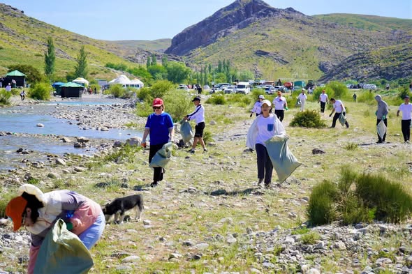 «ТАЗА ҚАЗАҚСТАН»: ТҮРКІСТАН ОБЛЫСЫНДА 1 АПТАДА 200-ДЕН АСТАМ ТАЗАЛЫҚ ШАРАСЫ ӨТІП, 195 ТОННА ҚОҚЫС ШЫҒАРЫЛДЫ