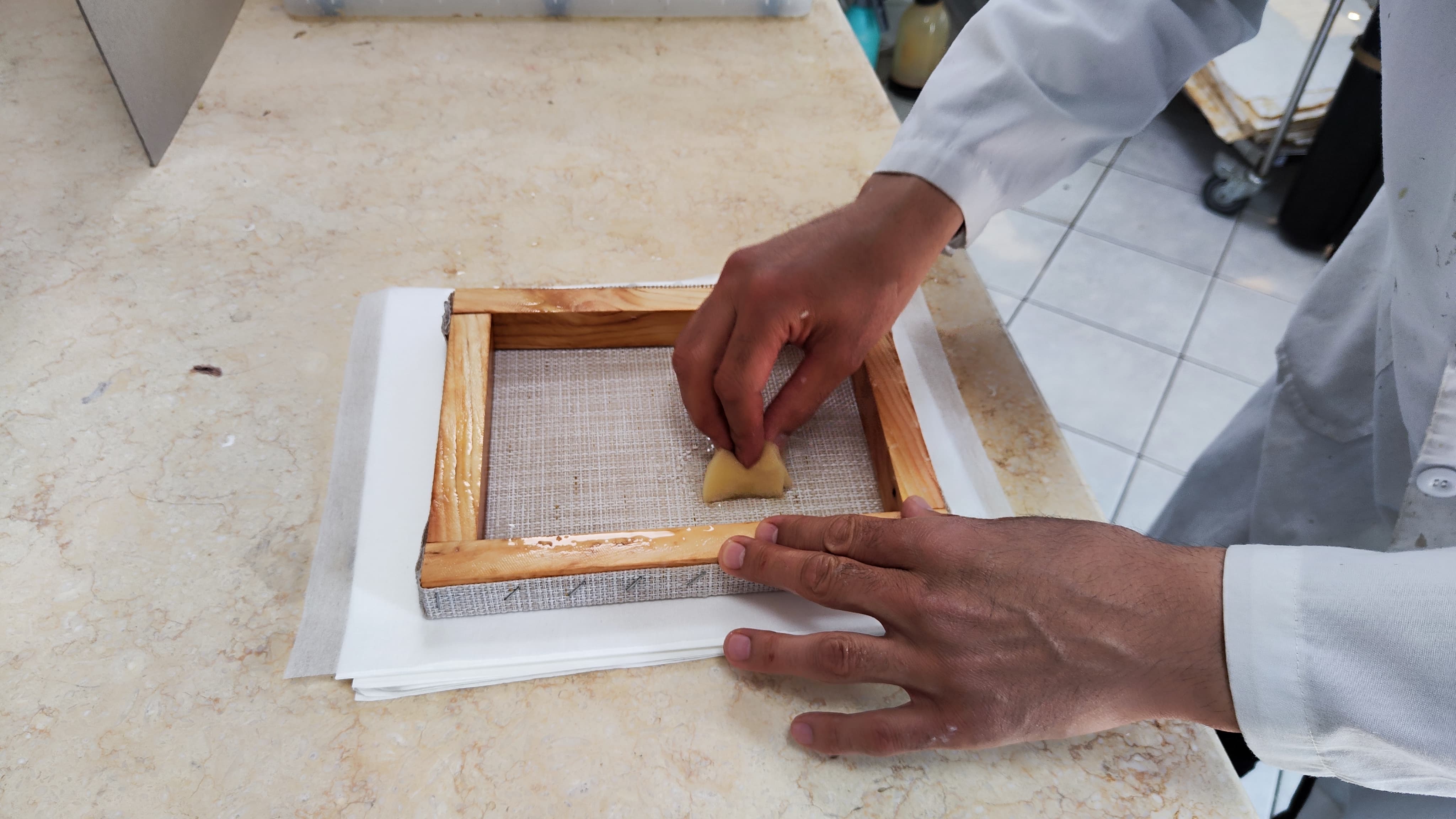 В Национальном центре рукописей и редких книг впервые начали внедрять метод ручного литья бумаги