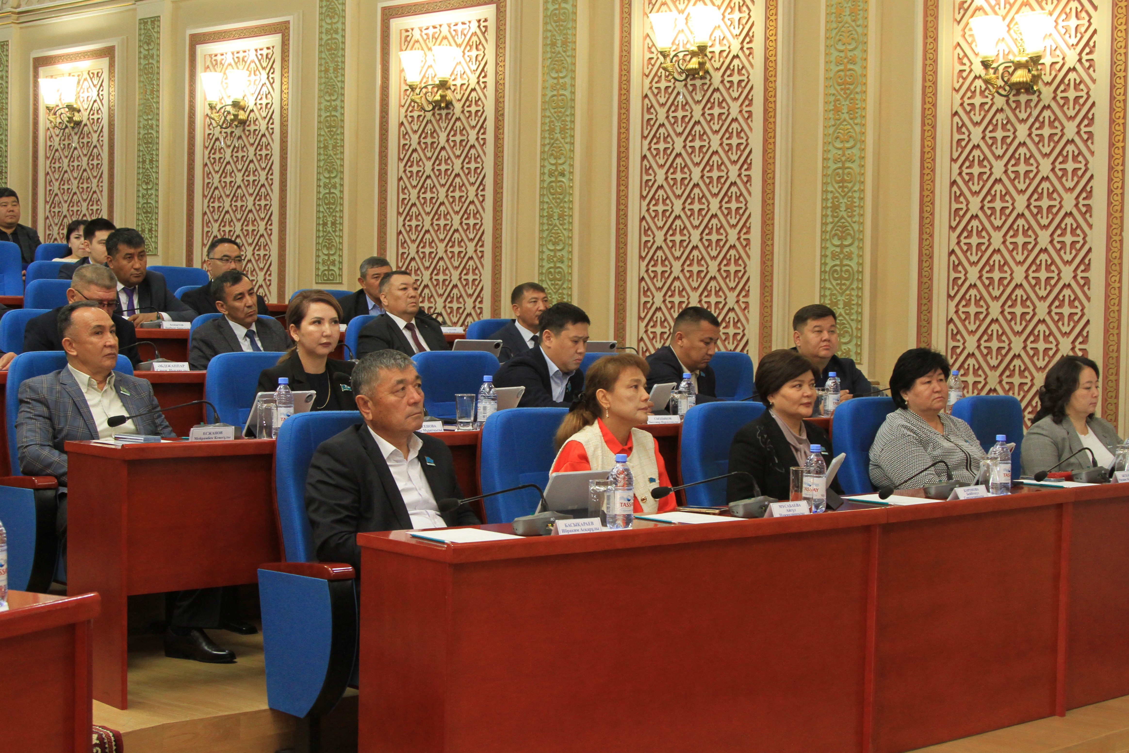 Состоялось заседание пСегодня, 5 ноября, состоялось заседание Постоянной комиссии Кызылординского городского маслихата по вопросам экономики, развития предпринимательства, социальной сферы и правопорядка.  В работе комиссии председательствовал председатель Постоянной комиссии М. Абдыкаликов.  На повестку дня вынесены и обсуждены вопросы «о ходе выполнения Концепции развития сельских территорий в городе Кызылорда на 2023-2027 годы», «о ходе развития и реализации местных промышленных предприятий и продуктов переработки на территории города».  По первому вопросу с уведомлением выступила руководитель городского отдела экономики и финансов Г. Баймаханова.   В рамках реализации «Концепции развития сельских территорий на 2023-2027 годы», утвержденной Постановлением Правительства Республики Казахстан от 28 марта 2023 года №270, проводится комплексная работа в сельских районах города Кызылорда.  По развитию инфраструктуры в населенных пунктах питьевая вода-100% подключена, уровень газификации-61,5%, ведутся проектные работы по газификации 5 населенных пунктов, 2023-2024 гг. - Введено в эксплуатацию 79 улиц (69,4 км), в 2025 году проведен капитальный ремонт 27 улиц (30,2 км). На модернизацию электрических сетей 3 629,9 млн. долл.выделено тенге, строится 123,6 км сетей. Кроме того, по инициативе главы государства в рамках проекта «Комфортная школа» в 2025 году в Кызылжарме открыта школа на 600 мест, в 2026-2027 годах планируется строительство школы в селе Маханбет. В сфере здравоохранения введены в эксплуатацию 2 новых объекта.  По второму вопросу повестки дня выступил руководитель городского отдела предпринимательства и промышленности М. Жетилгенов.  На 1 октября т. г. объем промышленного производства в городе составил 401,6 млрд. долл. тенге (81,9%), в том числе обрабатывающая промышленность – 78,4 млрд. долл. тенге (100%).  Меры по льготному кредитованию проектов предпринимателей в рамках государственных программ ежегодно увеличиваются. В свою очередь, особое внимание уделяется проектам в производственной сфере.  Так, в этом году через банки второго уровня общая стоимость составит 3,6 млрд. долл. профинансировано 64 проекта на тенге,из них 2 млрд. 32 проекта тенге направлены на производство.  При поддержке акима области на местном уровне непрерывно осуществляются меры по финансированию производственной сферы.  С прошлого года через МФО «Региональный инвестиционный центр» Кызылорда» запущен пилотный проект «развитие переработки сельскохозяйственной продукции», который в прошлом году составил 299,5 млн. тенге. 16 проектов, в этом году 293,5 млн. тенгое профинансировано 7 проектов.  В ходе обсуждения вопросов, рассмотренных на комиссии, депутатами был озвучен ряд предложений.  В частности, депутат М. Есжанов проинформировал о необходимости обновления генерального плана 5-ти населенных пунктов города (поселок Белколь, сельские округа Косшынырау, Кызылозек, Аксуат, Акжарма), урегулирования документов и обеспечения соответствующей инфраструктурой 33 домов малообеспеченным семьям в населенном пункте Карауылтобе, вывоза мусора и крупногабаритного строительства, скотоводства в сельских округах рассмотреть возможность строительства приходящих полигонов, депутат А. Мусабаева увеличить налоговые поступления в поселках, сельских округах и начать работу по финансированию собственных доходов, в целях привлечения предпринимательских объектов и инвестиций в села, составление рейтингов акимов, завершение в срок подготовки Генерального плана поселка Тасбогет депутатом А. Тулегеновой, снижение процента кредитов, выдаваемых через банки 2-го уровня по программе "Даму", увеличение реальных рабочих мест по проектам, выданным в рамках проекта “Ауыл аманаты” председателем маслихата И. Куттыкожаевым, в городе увеличение продукции, удовлетворяющих суточные потребности населения, подготовка 5-летнего плана работы акимов сел и привлечение инвесторов, депутат Б. Сыздыков предложил проводить работу по оценке личной активности в направлении создания новых рабочих мест, стимулирование граждан, ведущих дела в направлении обрабатывающей промышленности, на благо государственных программ, проведение широкомасштабной разъяснительной работы в этом направлении.  В заседании комиссии приняли участие заместитель акима города Д. Абизов, представители соответствующих областных управлений и департамента, АО «СПК» Байконыр», областной палаты предпринимательства, микрофинансовой организации «Региональный инвестиционный центр» Кызылорда», руководители самостоятельных отделов и учреждений города, акимы поселков и сельских округов и средств массовой информации.остоянной комиссии