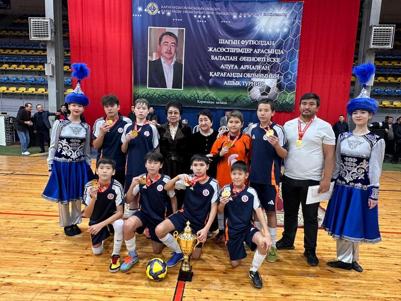 Порно видео: Өгей әкесі анасы жоқта қызын трахает Жеке бейне секс