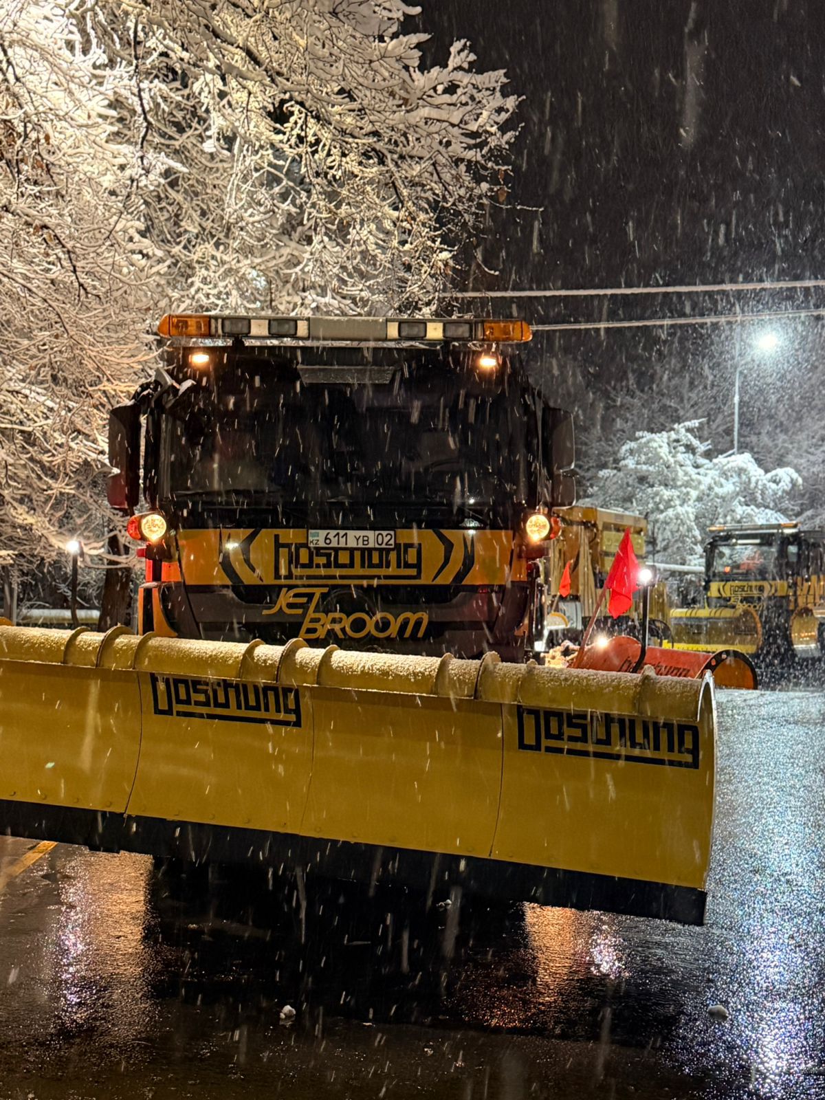 Коммунальные службы Алматы работают в усиленном режиме после снегопада