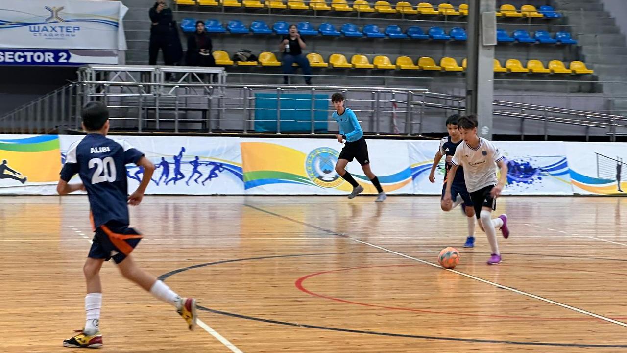 Порно: 2 жігіт және 2 қыз Папоротникті қараңыз