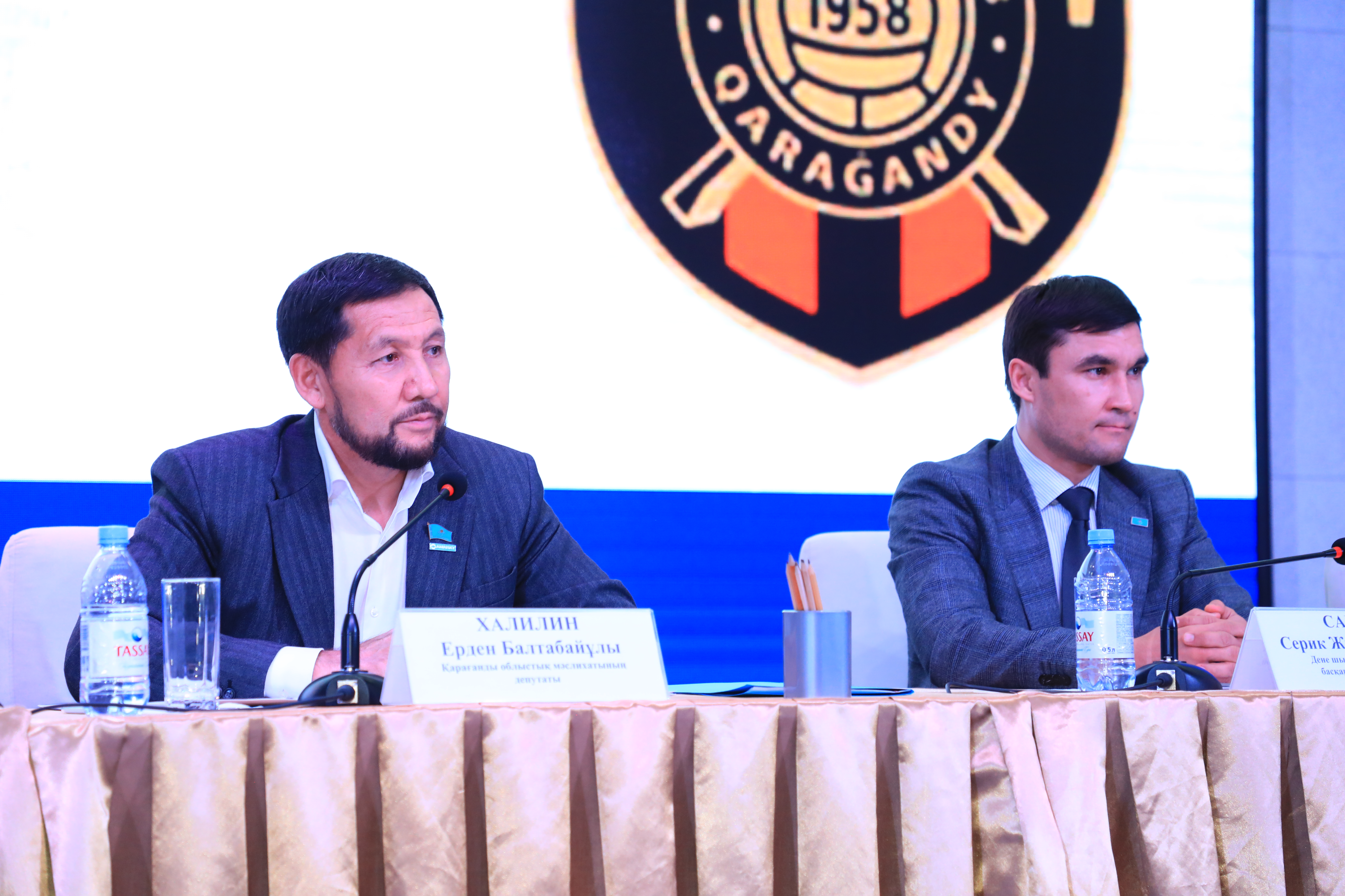 Депутатский корпус провел общественное обсуждение вопроса приватизации ФК «Шахтёр»