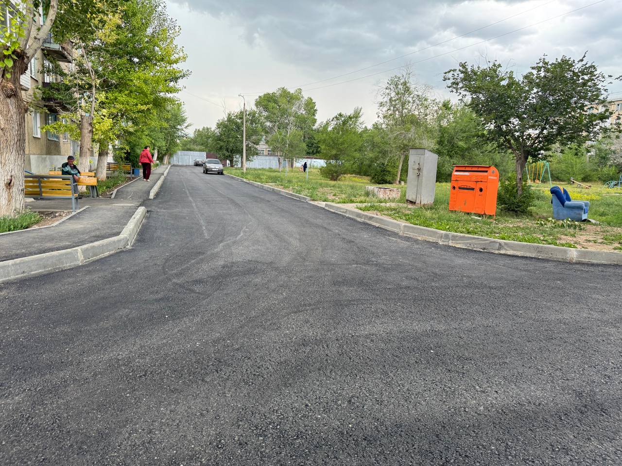 По поручению акима области в Житикаре продолжаются работы по благоустройству дворовых территорий.