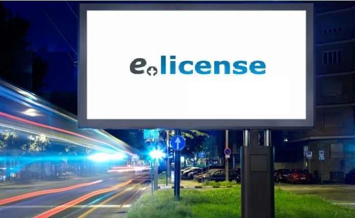 Автомобиль жолдарының белдеуіндегі жарнама