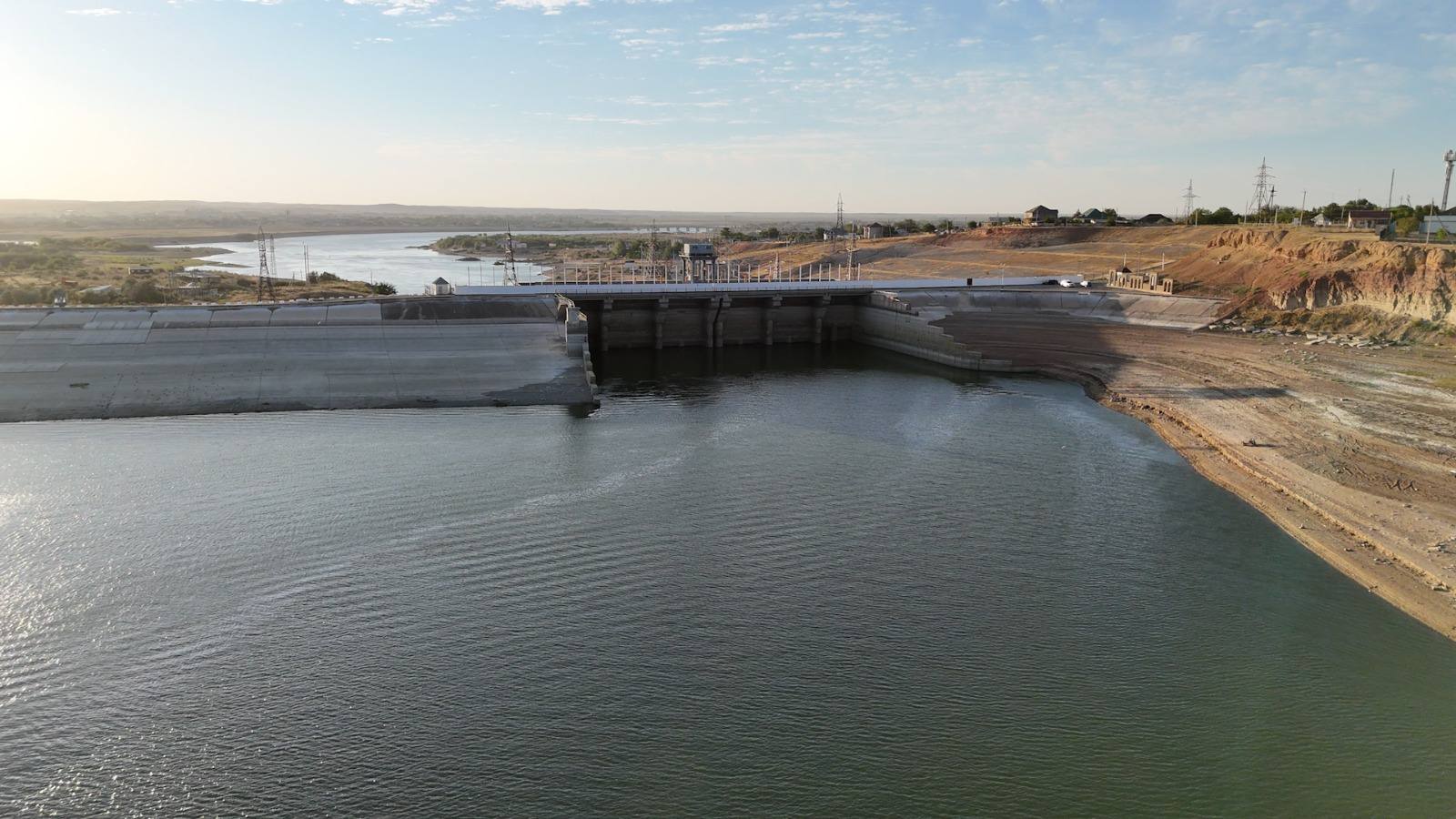 Работы по строительству соединяющих каналов для сброса изолированных водных масс в Шардаринское водохранилище ведутся в Туркестанской области