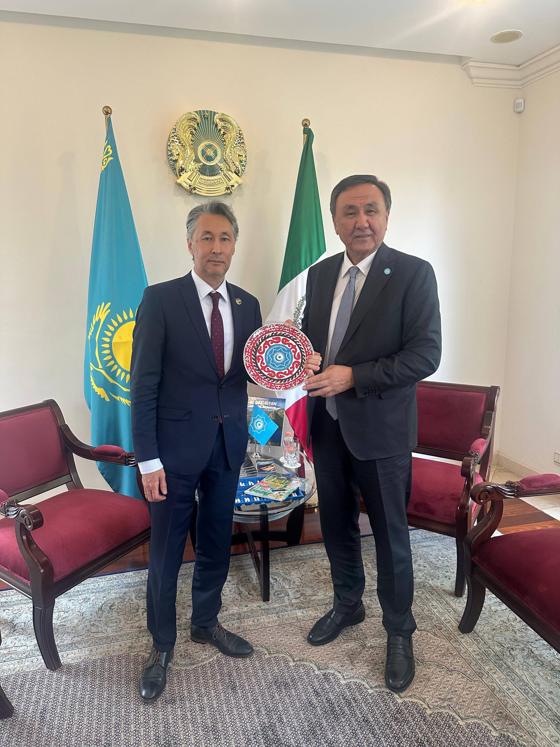 El Embajador de Kazajstán en México se reunió con el Secretario General de la Organización de Estados Túrquicos