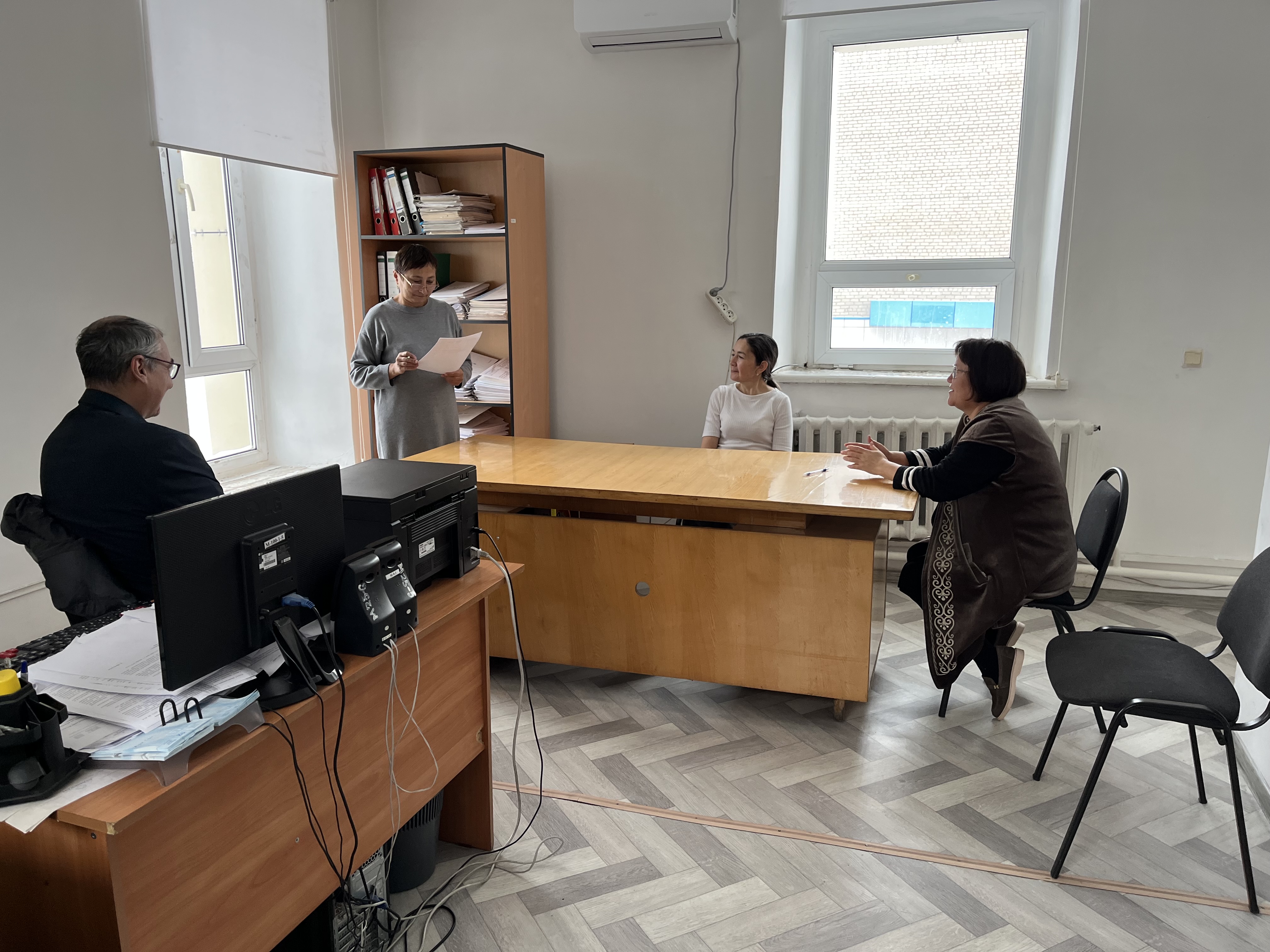 Аталық безімен ілінген