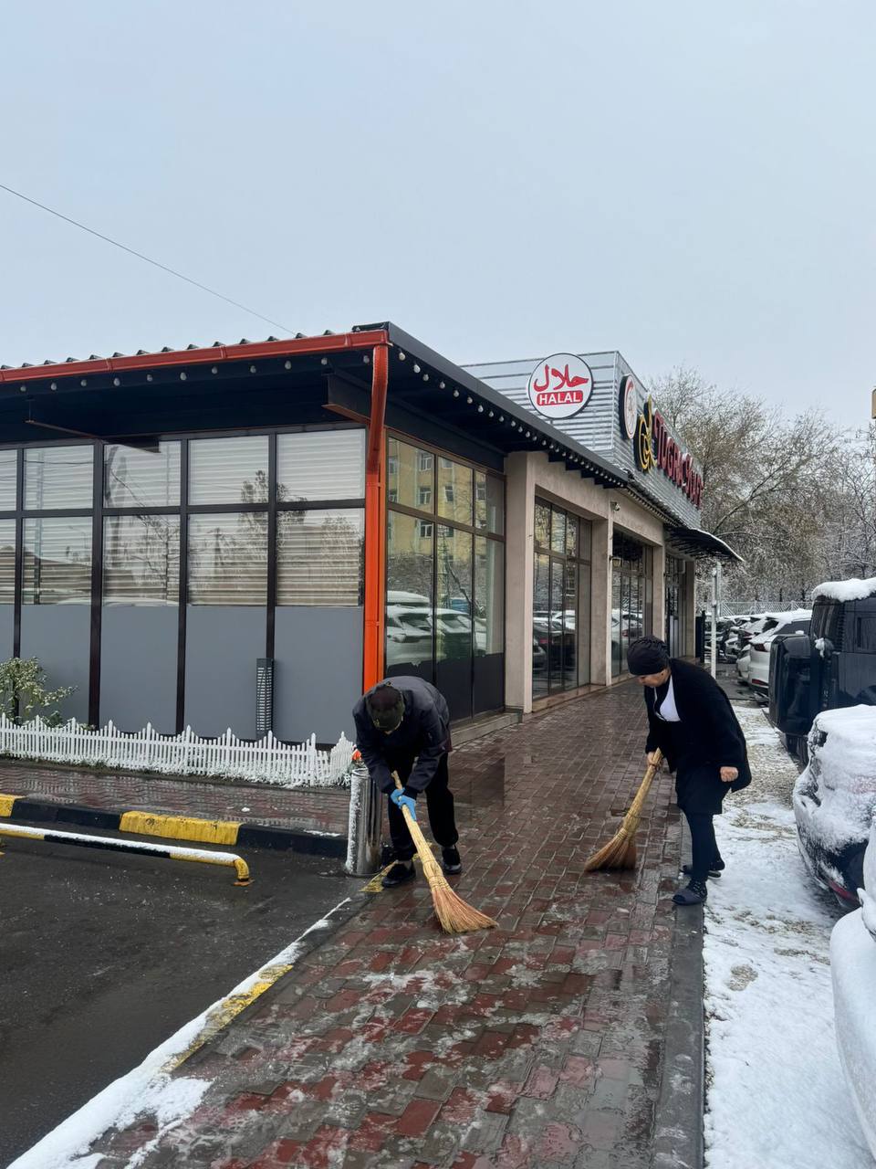 Қар кедергі емес: кәсіпкерлер қаланы тазартуға атсалысуда !!!