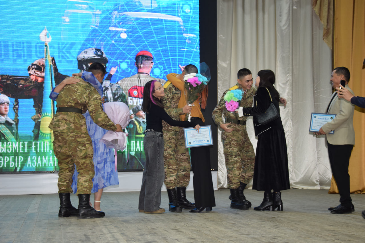 Сахнадағы тосынсый: Ұлттық ұлан сарбаздары ата-анасына күтпеген сый жасады