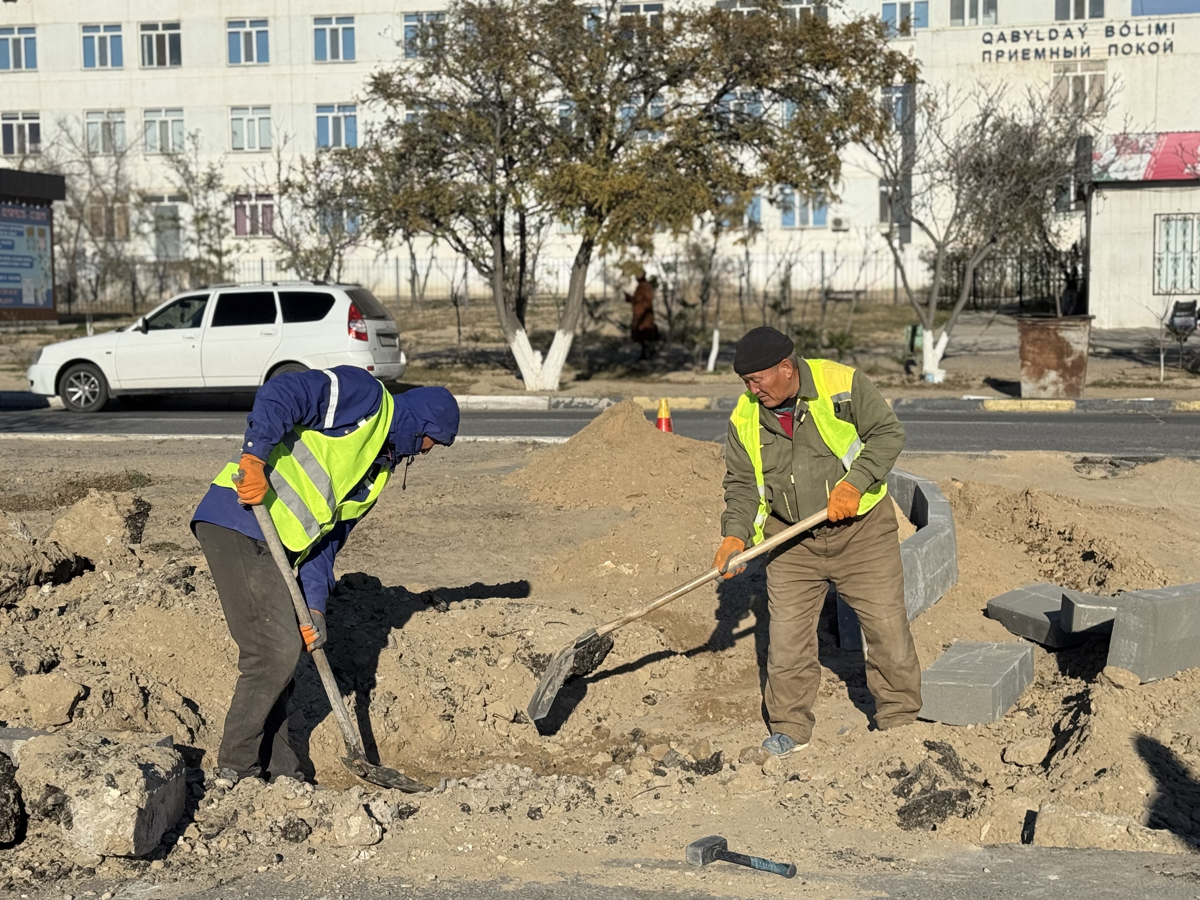 В Актау обновляют автопарковку в 26 микрорайоне