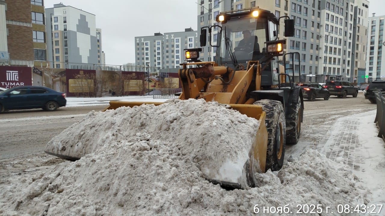 Порядка 2 500 дорожных рабочих вышли на уборку снега в Астане