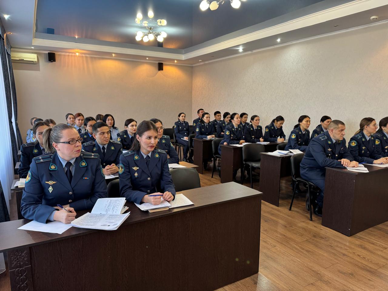 С участием начальника департамента было проведено оперативное совещание с городскими и районными сотрудниками службы пробации по итогам работы за 10 месяцев.