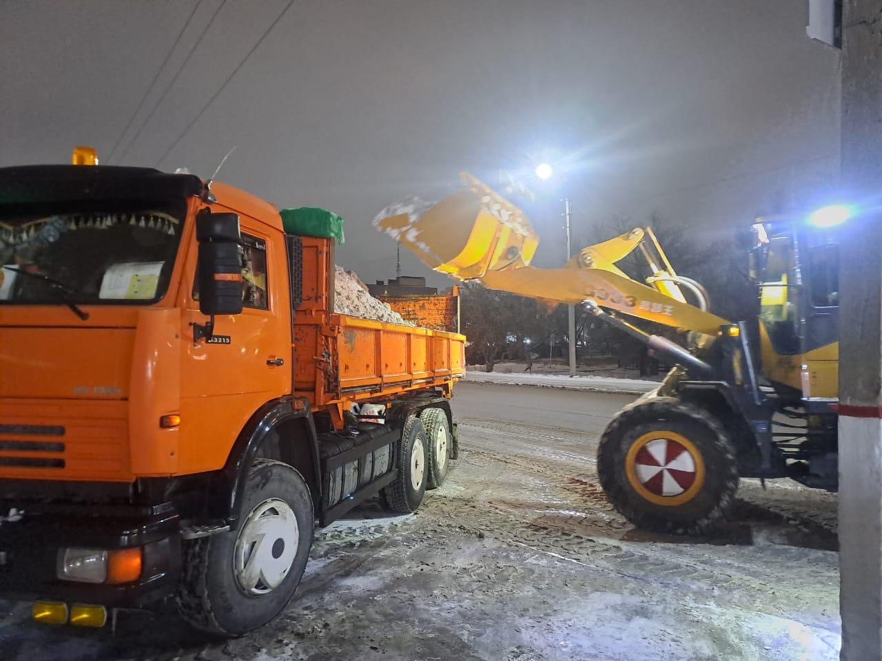 Более тысячи единиц спецтехники задействованы в снегоуборочных работах в Астане ночью