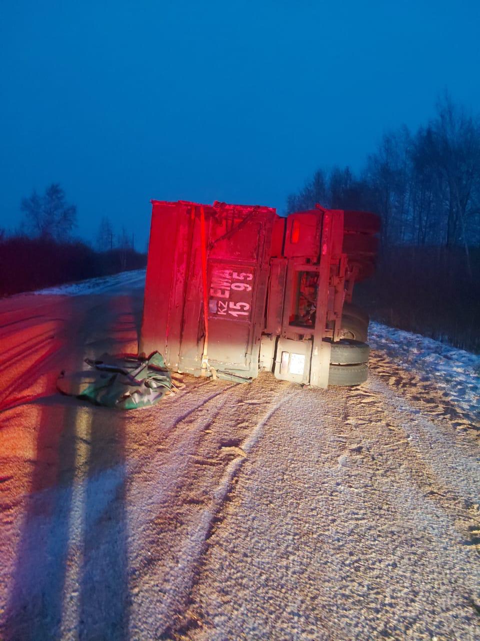 В СКО опрокинулся прицеп с ячменём — полицейские рассказали, чем опасны подобные ситуации