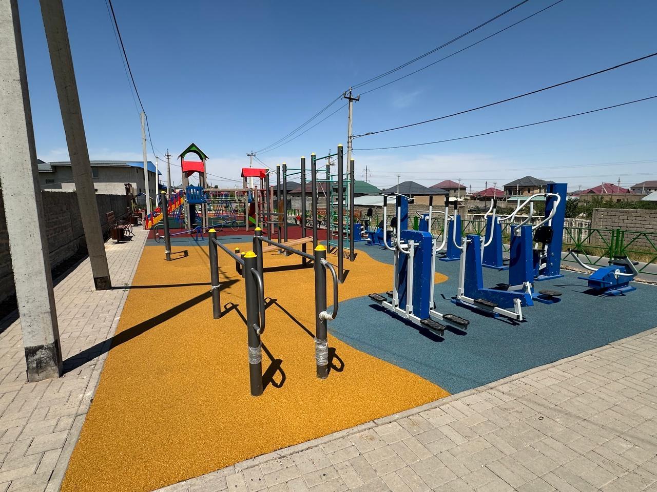 В КАРАТАУСКОМ РАЙОНЕ СТРОЯТСЯ НОВЫЕ ИГРОВЫЕ И СПОРТИВНЫЕ ПЛОЩАДКИ