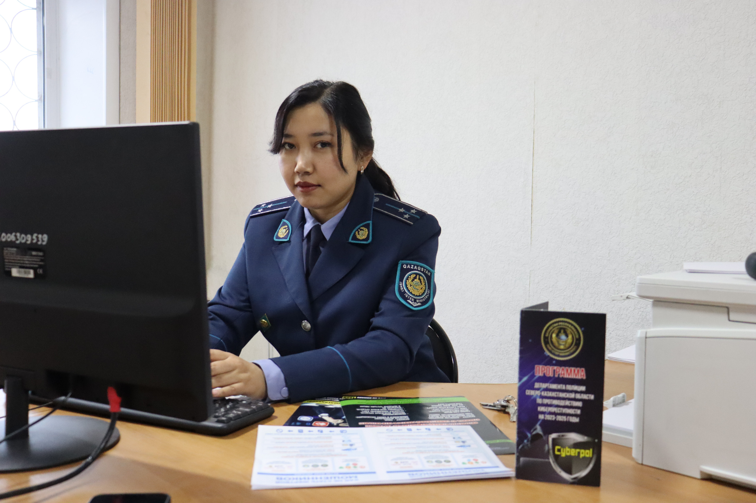Киберполициядағы әйел: аға лейтенант Әйгерім Әшкен интернет алаяқтарымен қалай күреседі