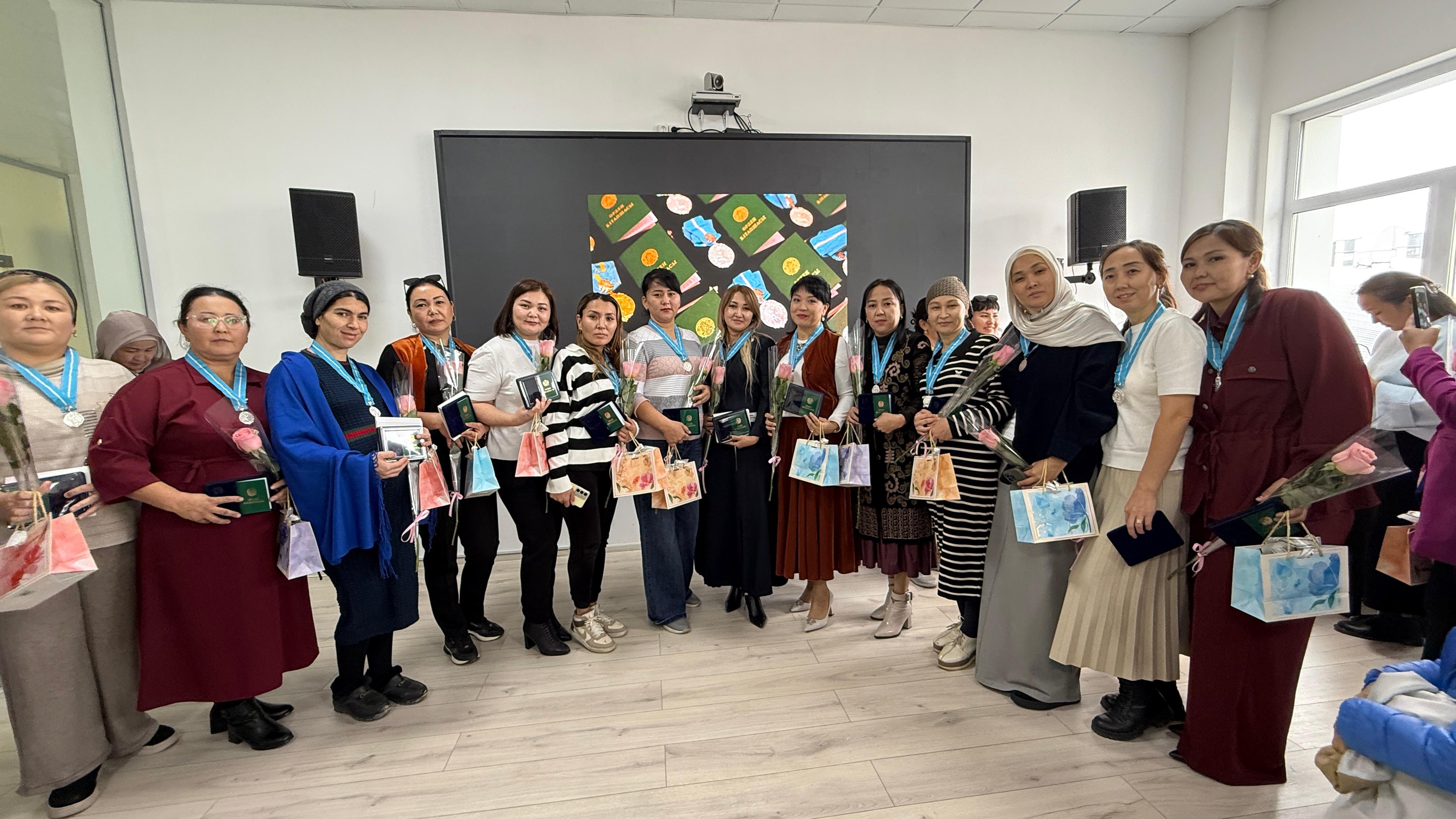 В КАРАТАУСКОМ РАЙОНЕ МНОГОДЕТНЫМ МАТЕРЯМ ВРУЧИЛИ НАГРАДЫ «АЛТЫН АЛКА» И «КҮМІС АЛКА»