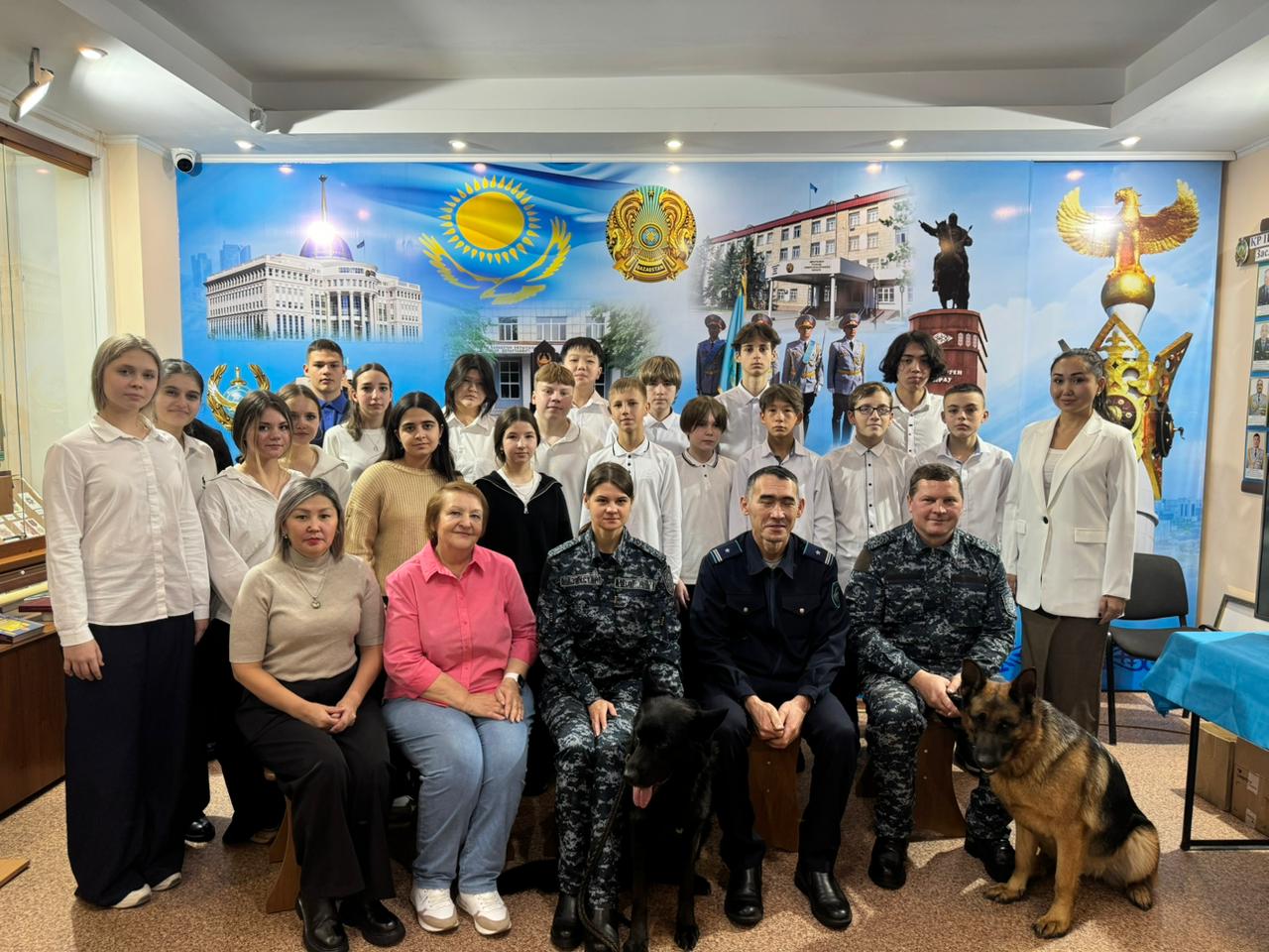СҚО полиция музейінің 36 жылдығына орай кинологтар оқушылардың көз алдында «қылмысты» ашты