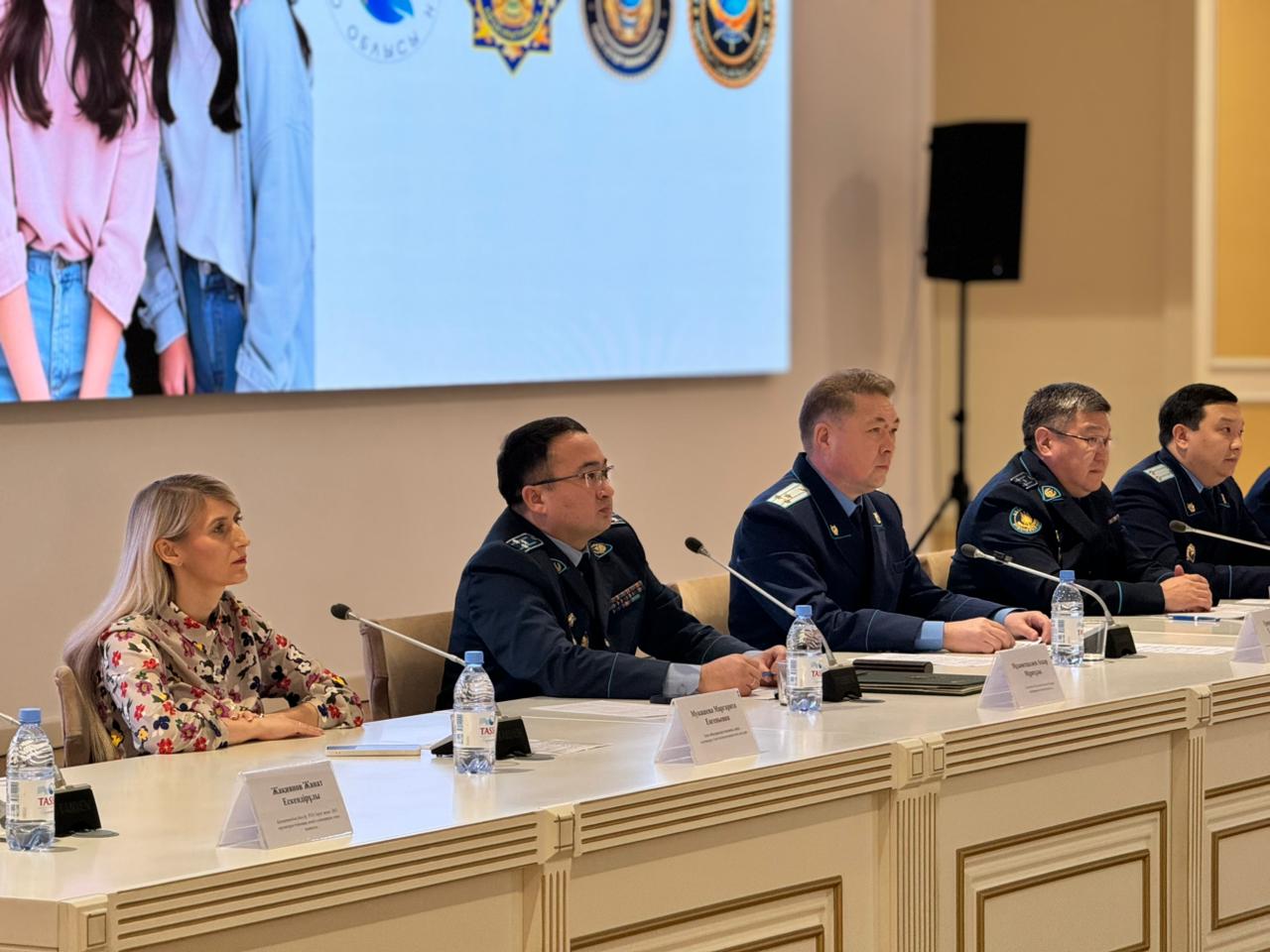 «Заң және тәртіп»: Солтүстік Қазақстан полицейлері жастарға банктік карталарды беруге және «қойма» жасауға неге болмайтынын түсіндірді