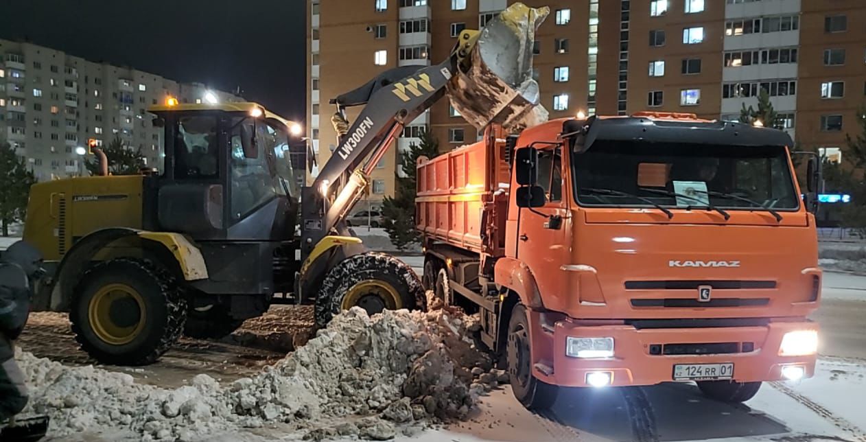 Более 1200 единиц спецтехники задействуют в снегоуборочных работах ночью в Астане