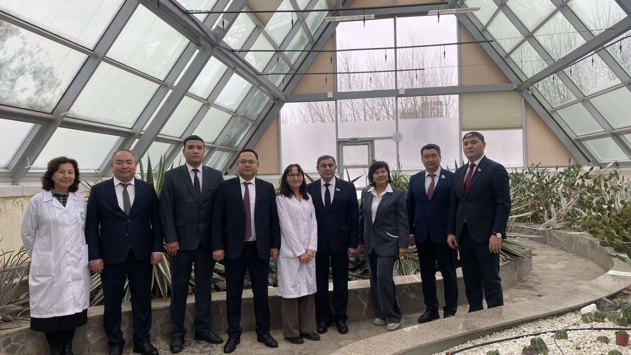 В Астанинском ботаническом саду состоялось совещание с участием депутатов Парламента