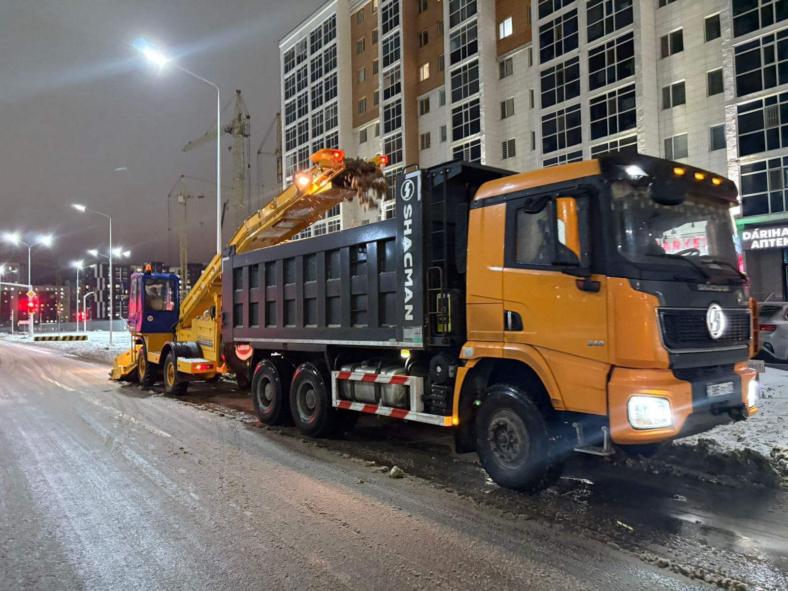 Свыше 1 100 единиц спецтехники задействуют в снегоуборочных работах ночью в Астане