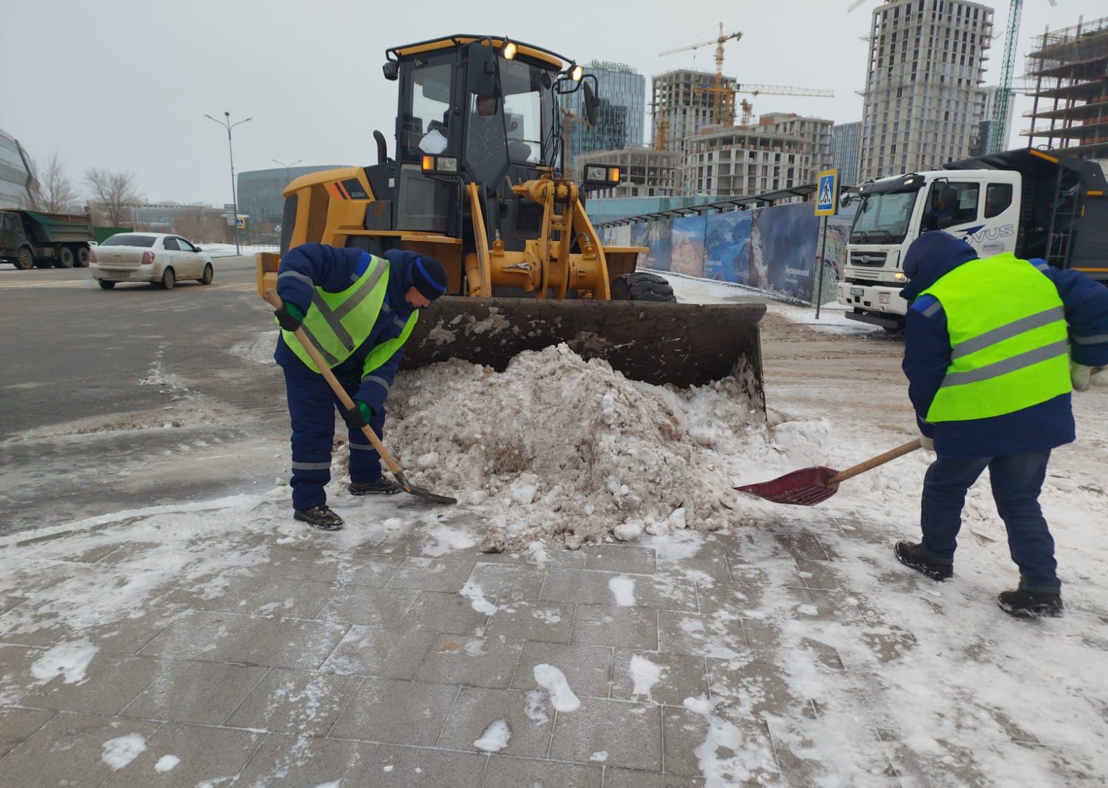 Астанада 2800-ден астам жол жұмысшысы қар күреу жұмысына шықты