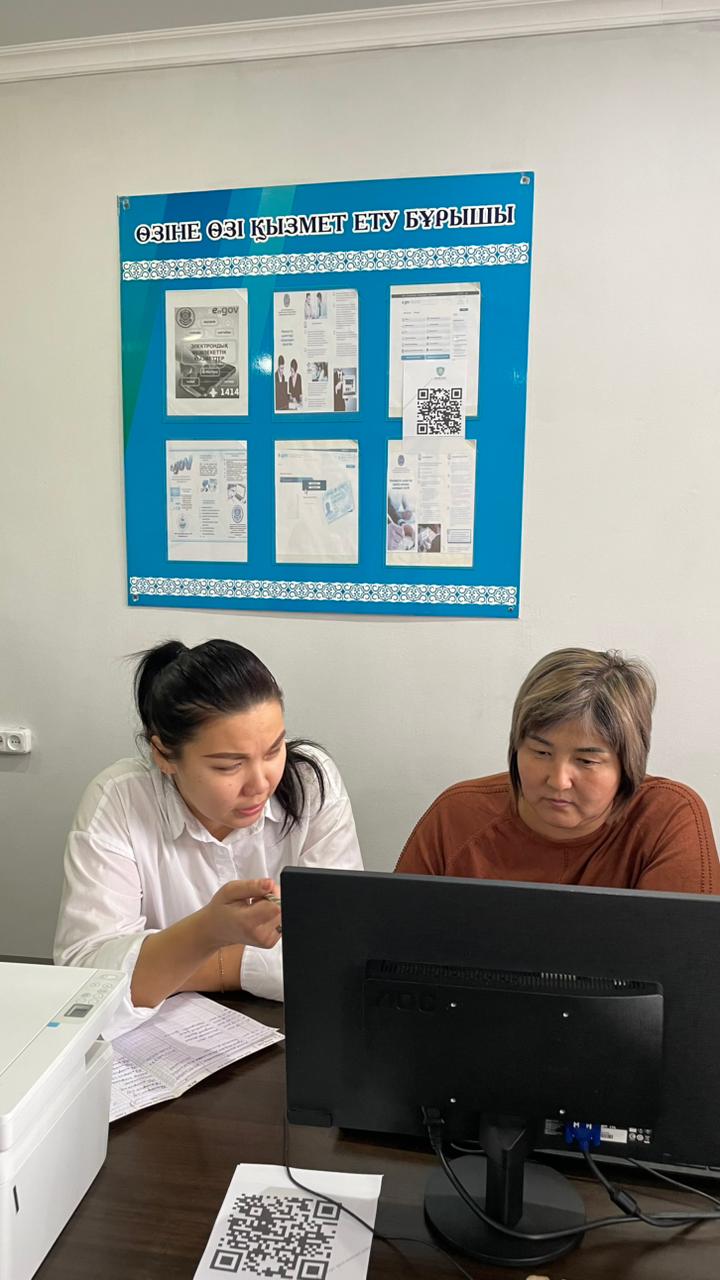 В уголке самообслуживания при акимате села Босага для получателей услуг — жителей села