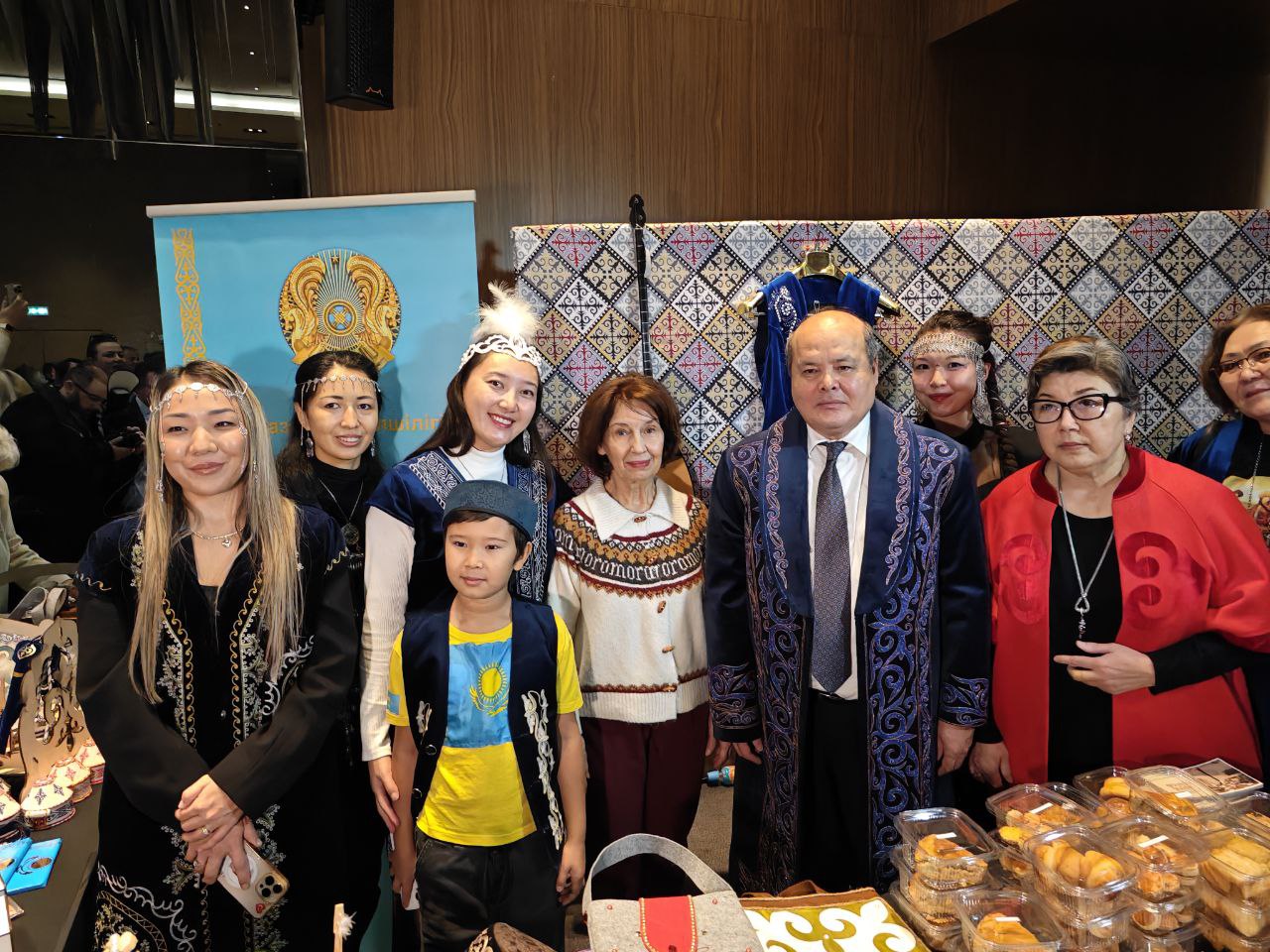Солтүстік Македония Президенті Скопьедегі дипломатиялық қайырымдылық жәрмеңкесінде Қазақстан стендін тамашалады
