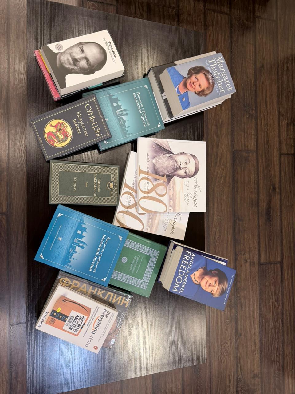 Коллекция книг от посла Казахстана пополнила библиотеку Sabado Academy