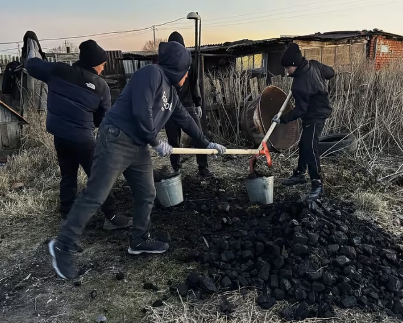 Помощь одиноко проживающему пенсионеру в уборке угля.