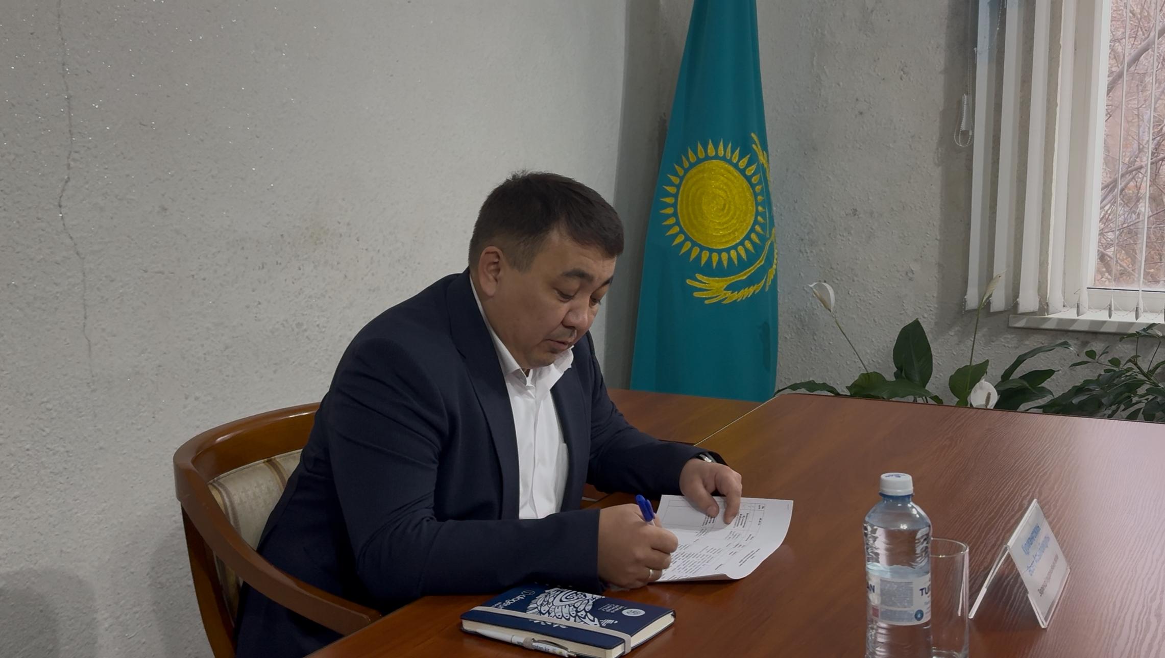 Аким района провел личный прием граждан в здании партии «AMANAT»